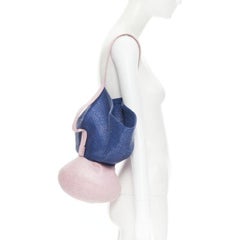 ROSIE ASSOULIN Bolso cesta escultural de rafia acampanada rosa azul