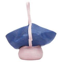 ROSIE ASSOULIN Bolso cesta escultural de rafia acampanada rosa azul