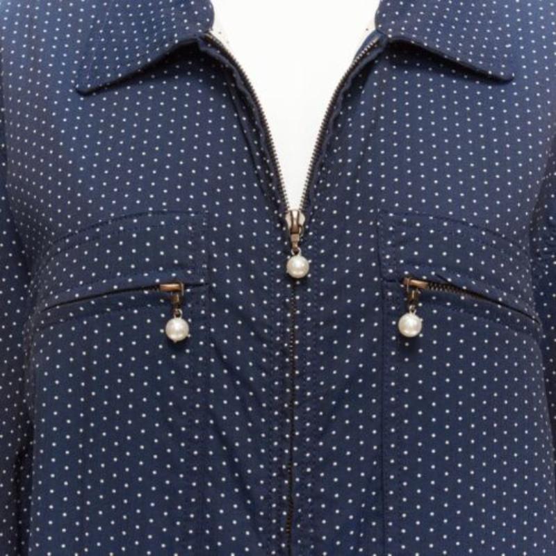 ROSIE ASSOULIN navy white polka dot pearl zip big pockets wide boiler jumpsuit S
Reference: NKLL/A00037
Brand: Rosie Assoulin
Material: Cotton, Blend
Color: Navy, White
Pattern: Polka Dot
Closure: Zip
Extra Details: Front zip. Elasticated waist at