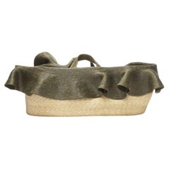ROSIE ASSOULIN Bolso cesta oversize de rafia con volante verde East West