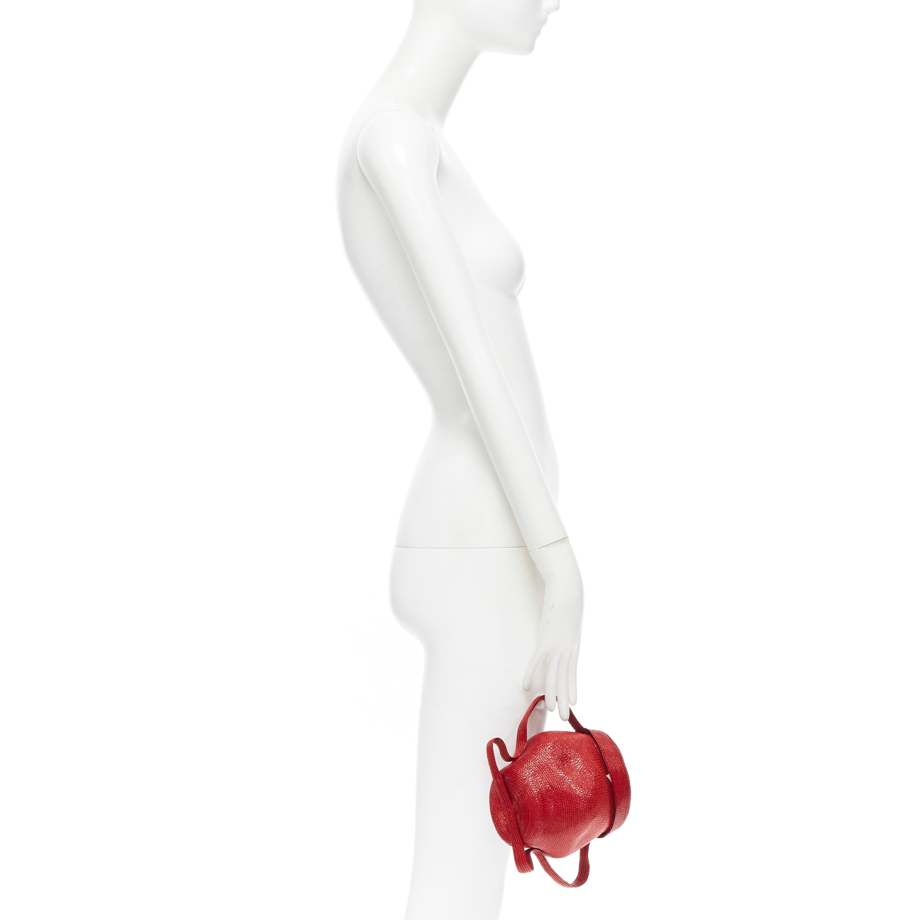 ROSIE ASSOULIN red lacquered woven raffia top lid Jug small novelty clutch bag Reference: LNKO/A01227 
Brand: Rosie Assoulin 
Designer: Rosie Assoulin 
Model: Jug Bag 
Material: Jute 
Color: Red 
Pattern: Solid 
Extra Detail: Lacquered raffia woven