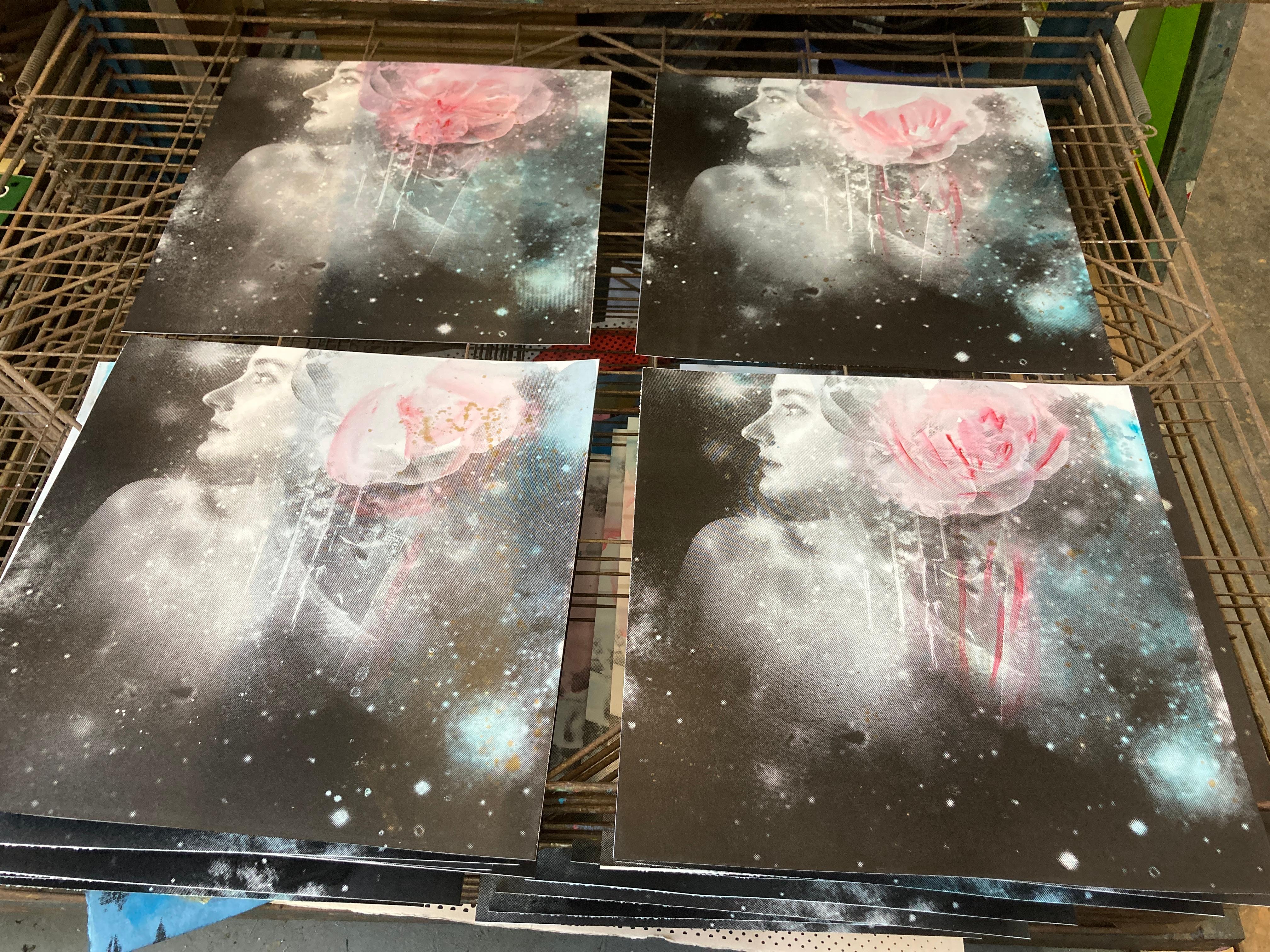 Handbemalter Siebdruck „Andromeda“ mit Diamantstaub, Porträt und rosa Blume  im Angebot 2