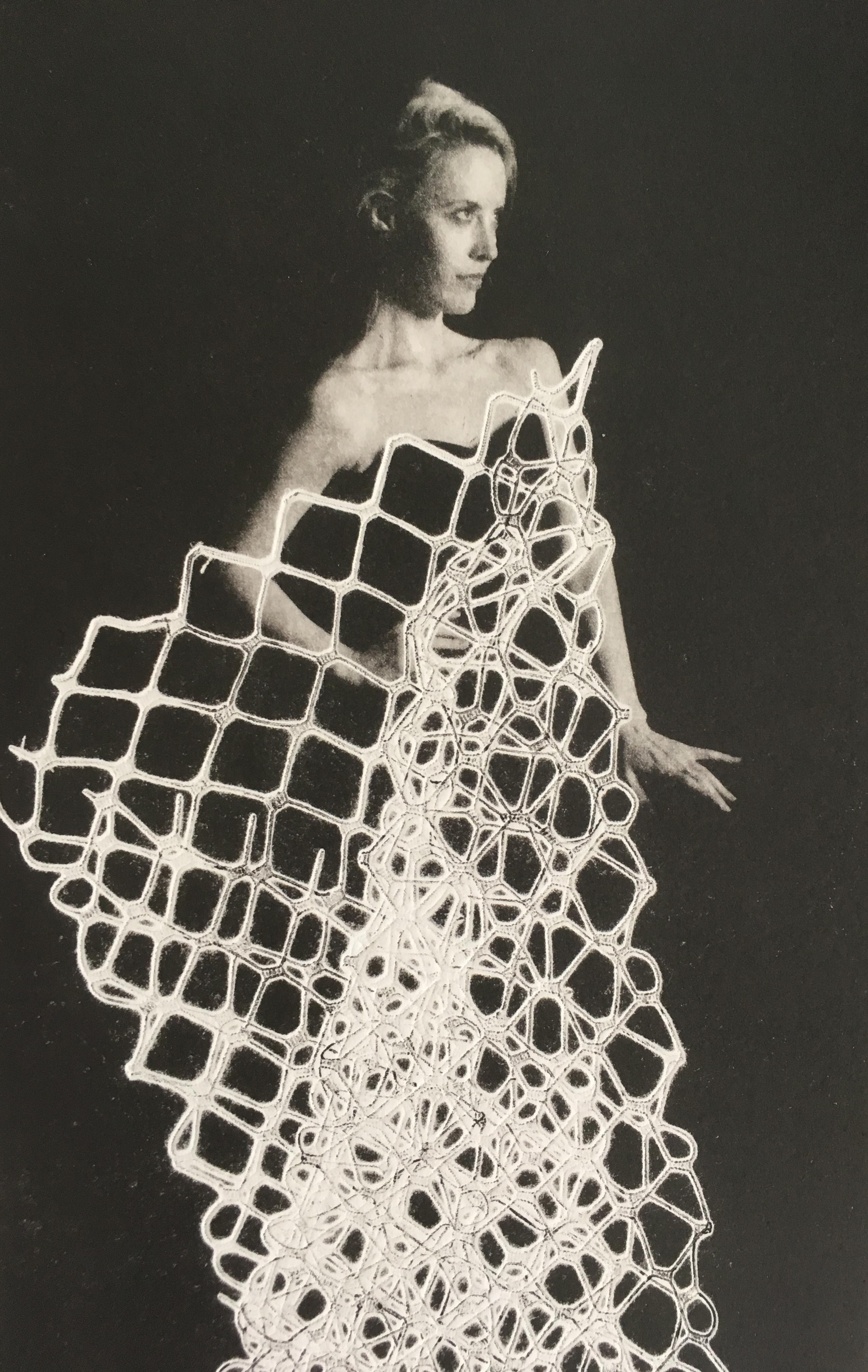 Moda von Rosie Emerson, Schwarz-Weiß- analoge Fotografie, glamouröse weibliche Figur im Angebot 2