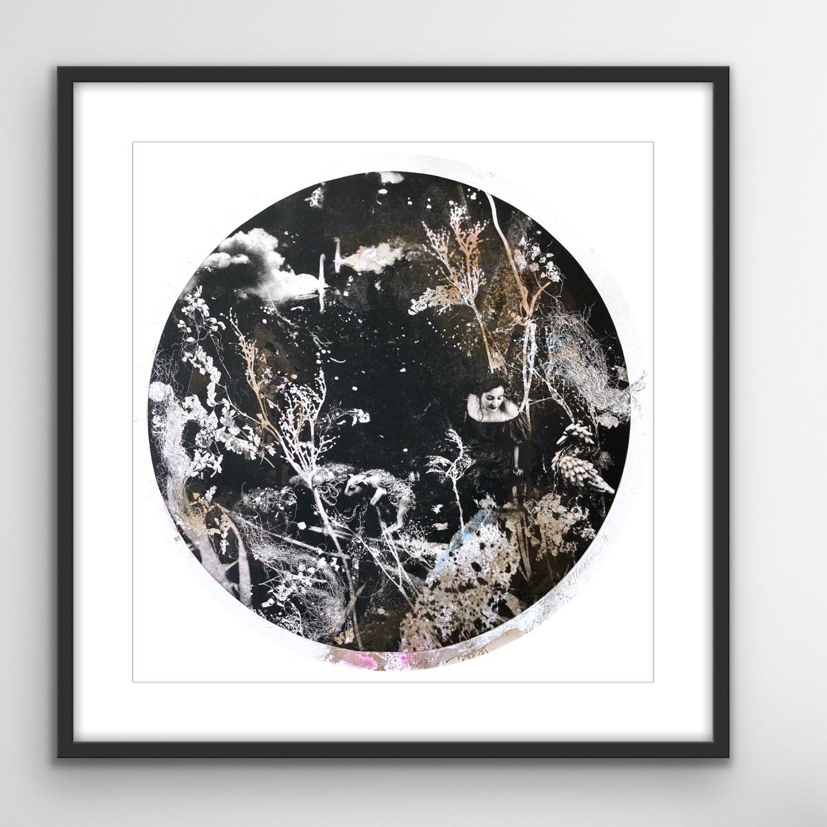 Ebène et les cygnes, Art monochrome, Art noir et blanc, Art abordable, Flora - Art déco Print par Rosie Emerson