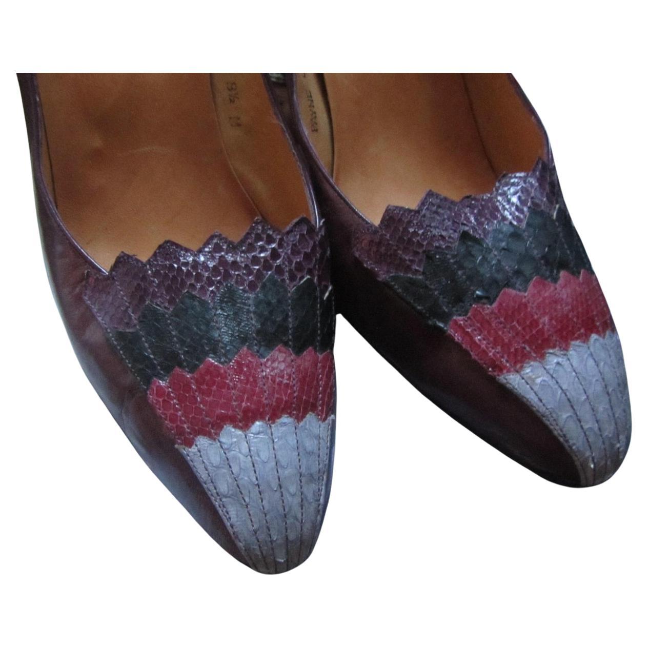 Vintage Rosina Ferragamo Pumps
schickes burgunderfarbenes Leder
mandelförmige Spitze und konischer Absatz
mehrfarbiges Schlangenleder-Vamp
in Italien hergestellt

🏷 Diese Schuhe sind ein spektakuläres Stück Modegeschichte!

Circa: 1980er