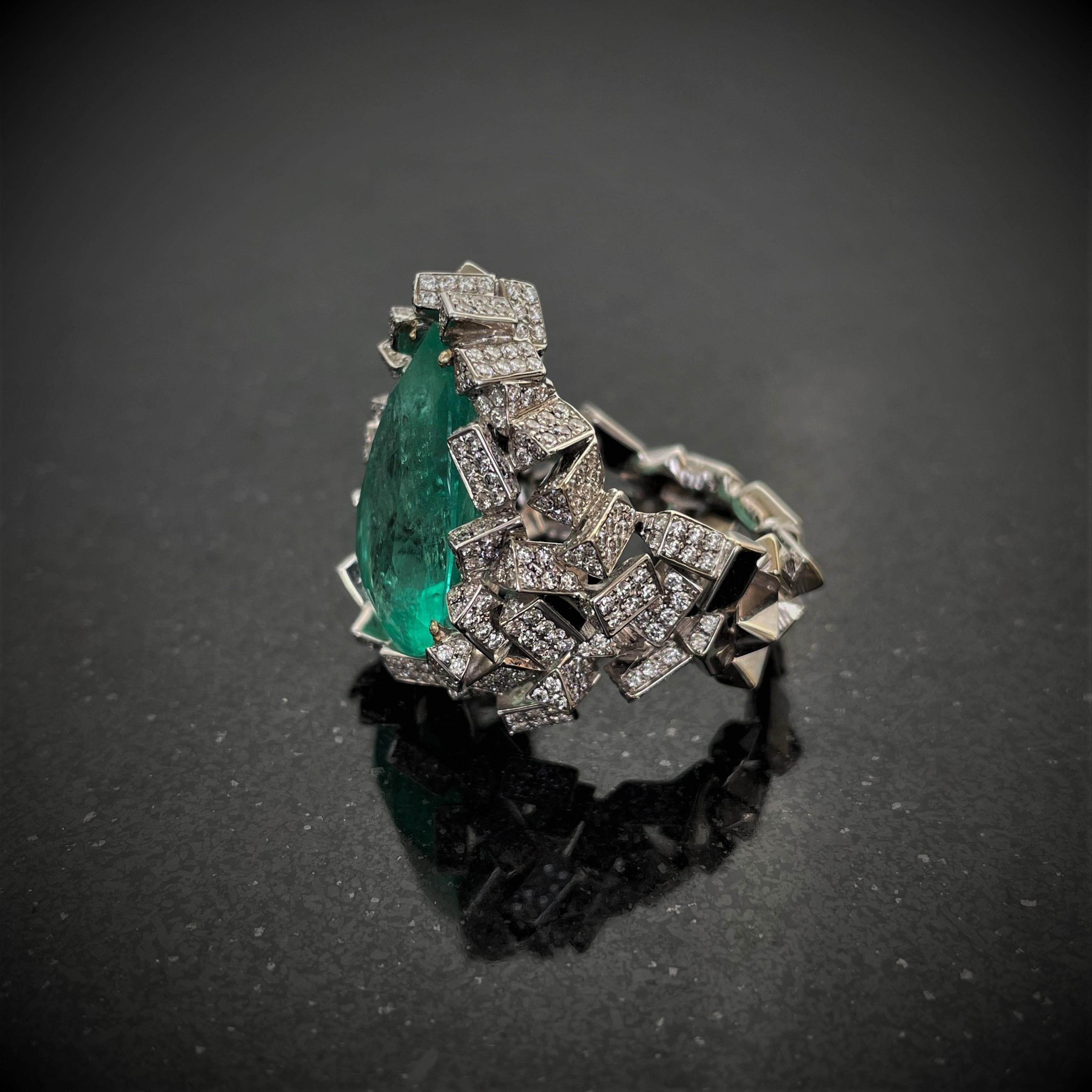 Women's or Men's Rosior one-off 11 Carat Colombian Emerald and Diamond Contemporary Cocktail Ring