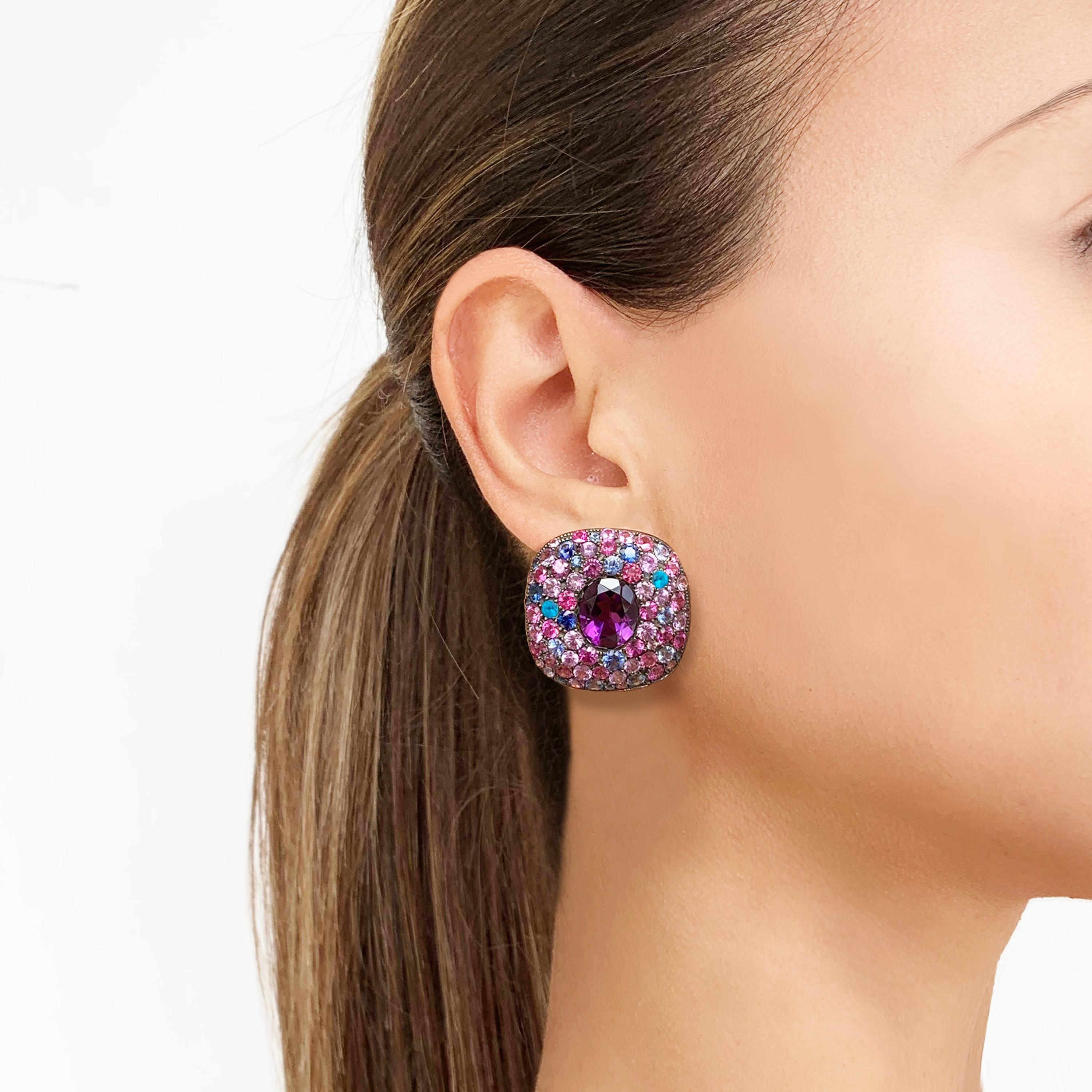 A Rosior by Manuel Rosas Contemporary Earclips in 19,2k Yellow Gold setted with:
- 2 Oval Cut Amethysts with 8,17 ct, 
- 4 Apatites with 0,48 ct, 
- 64 Pink Sapphires with 9,96 ct, 
- 40 Blue Sapphires with 5,22 ct
- 41 Purple Sapphires with 5,64