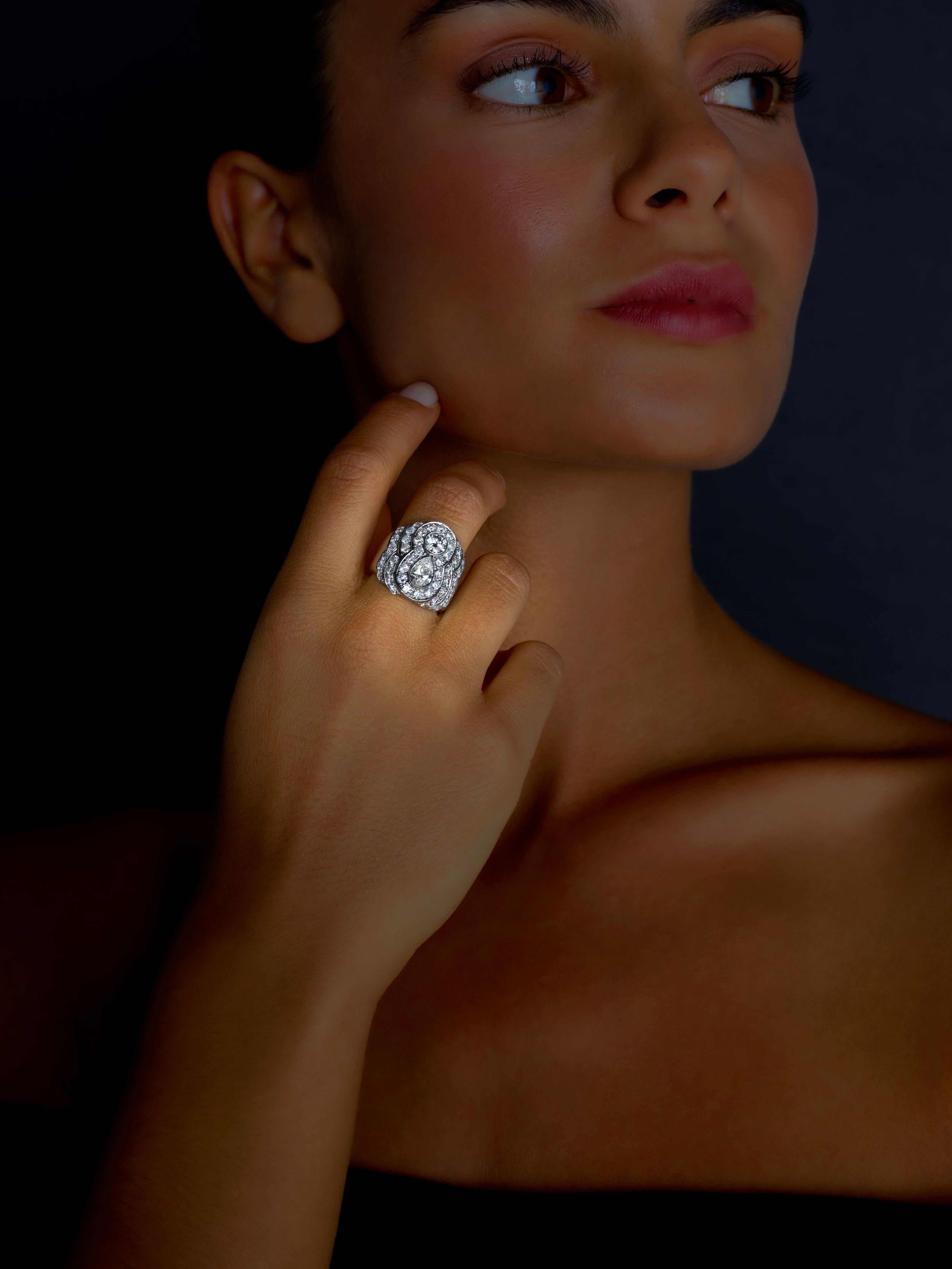 Rosior by Manuel Rosas Bague cocktail contemporaine en platine avec :
- 1 diamant taille poire (G-VVS) pesant 1,03 ct ;
- 1 diamant taille ronde (H-VVS) pesant 0,56 ct ;
- 49 diamants de taille ronde (G-VVS) pesant 2,09 ct ;
Estampillé par le bureau