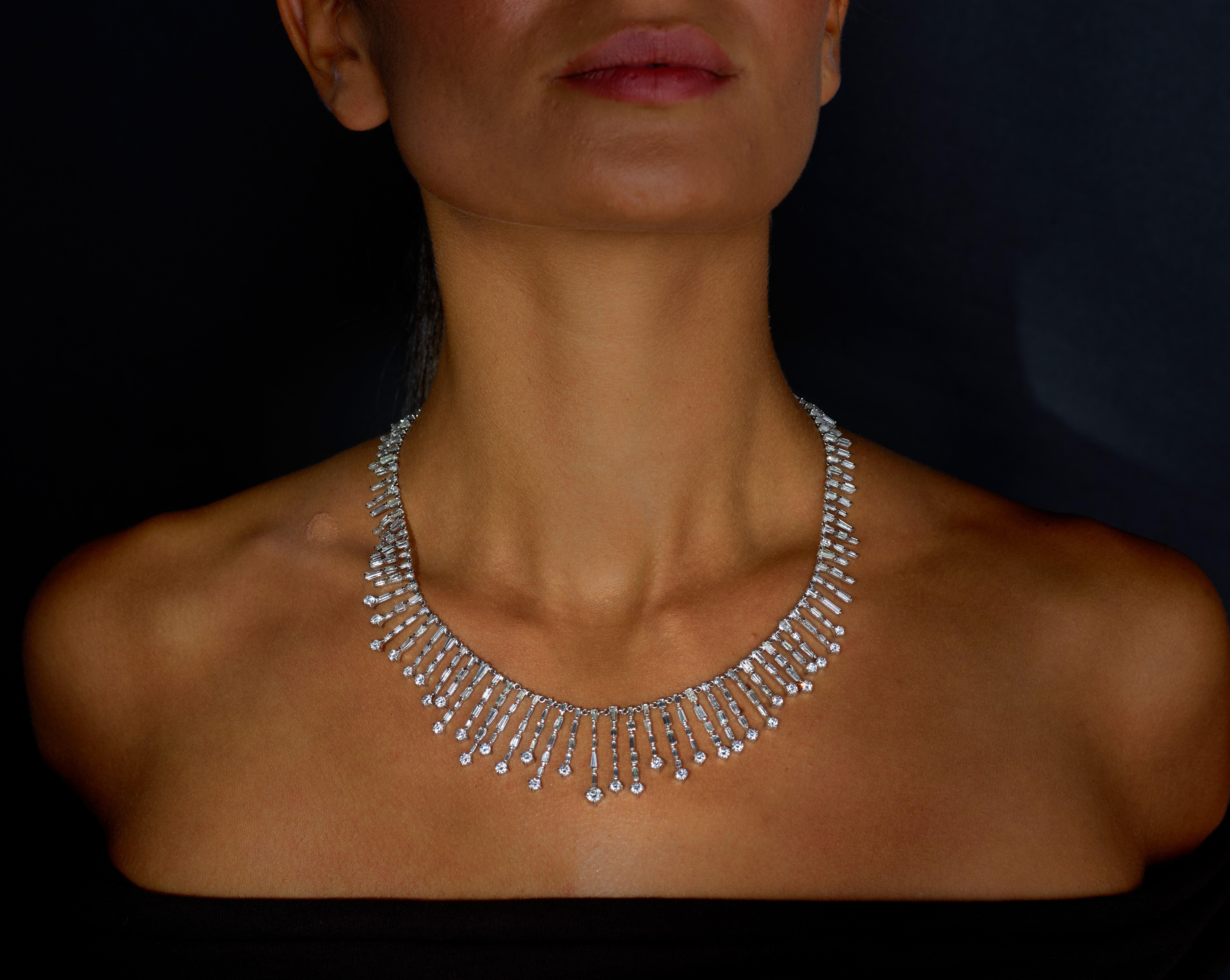 Rosior by Manuel Rosas Contemporary Necklace made in 19.2k White Gold set with:
- 33 Round Cut, F Color, VVS Clarity Diamonds with 4,12 ct;
- 268 Baguette and Trapezoid Cut, F Color, VVS Clarity Diamonds with 18,50 ct.
Unique piece accompanied with