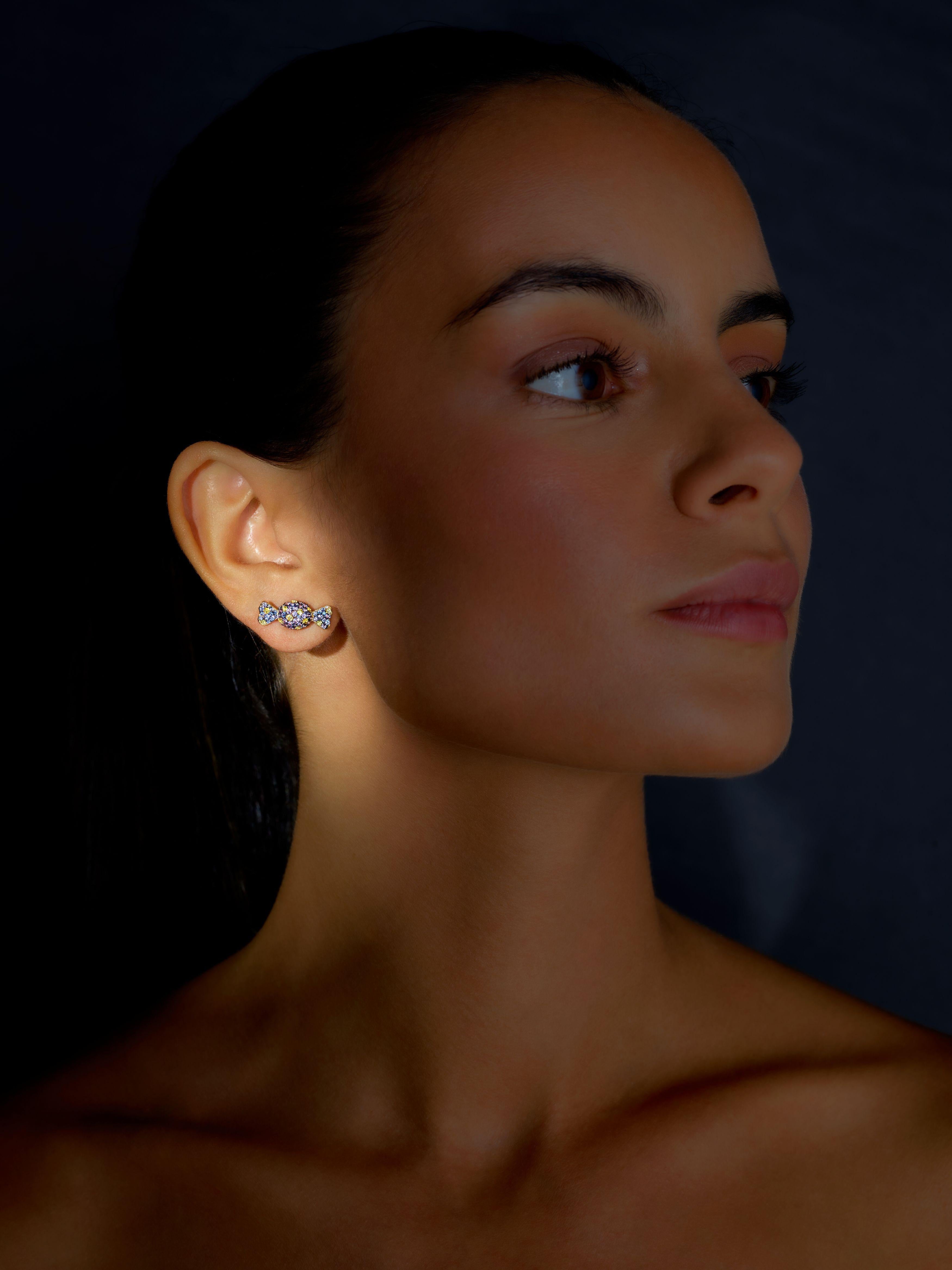 Orecchini Candy Delight
Realizzati in oro giallo 19,2 carati, questi squisiti orecchini di Atelier A catturano il fascino giocoso delle caramelle incartate in un'abbagliante dimostrazione di colore e maestria. Ornato da zaffiri viola e gialli (1,54