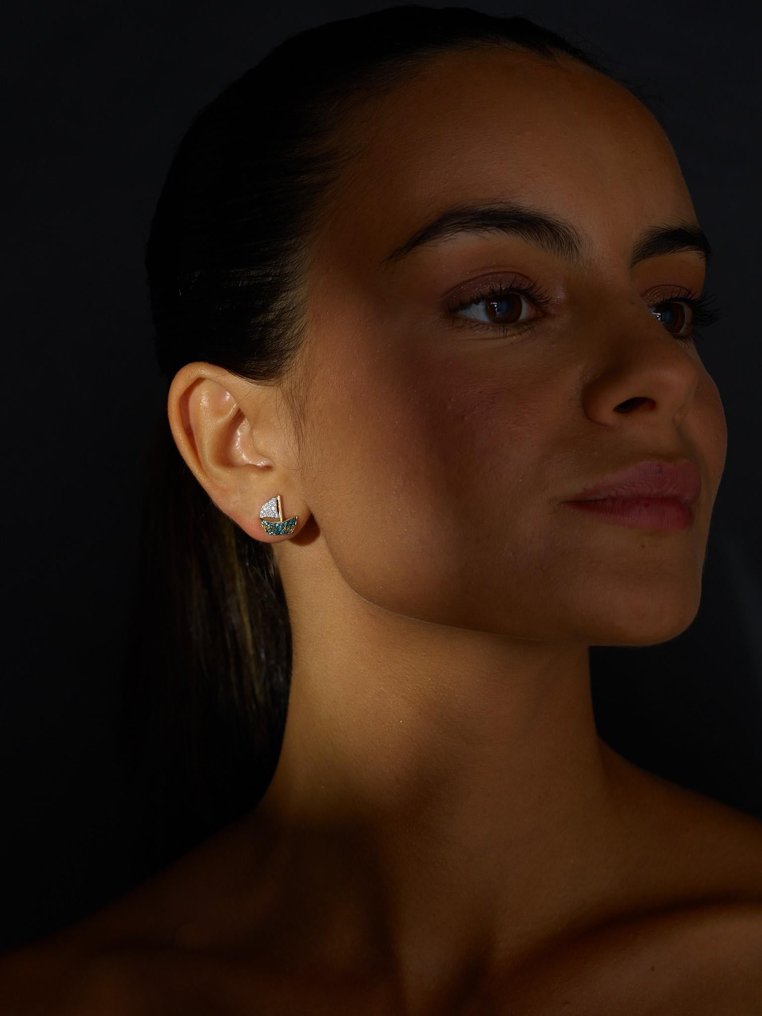 Rosior - Boucles d'oreilles uniques en or avec diamants en forme de voilier

D'un design à la fois ludique et raffiné, ces boucles d'oreilles uniques sont réalisées dans un motif de voilier, mettant en valeur un savoir-faire artisanal magistral et