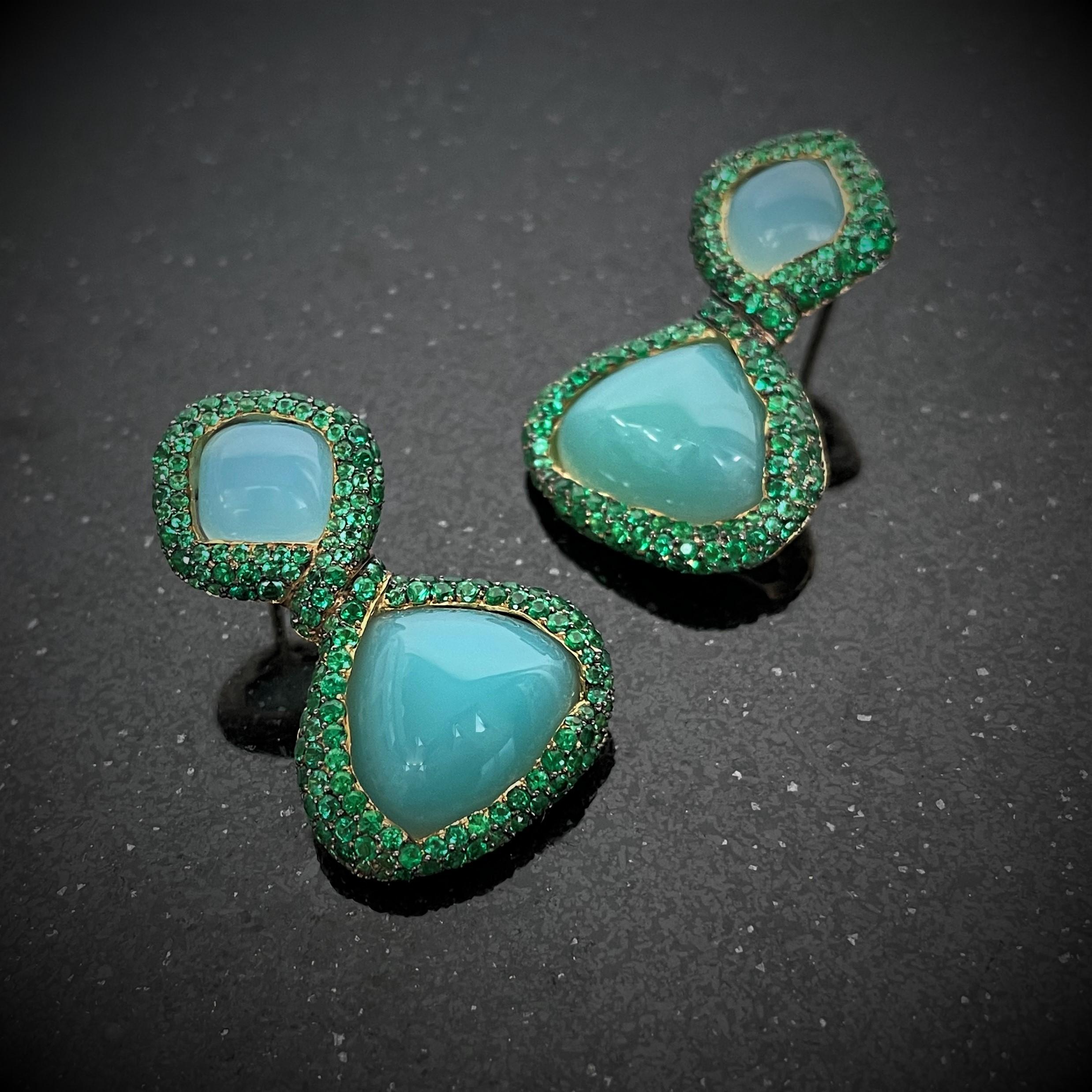 Rosior one-off Chalcedony and Emerald Drop Earrings set in Yellow Gold In New Condition In Porto, PT