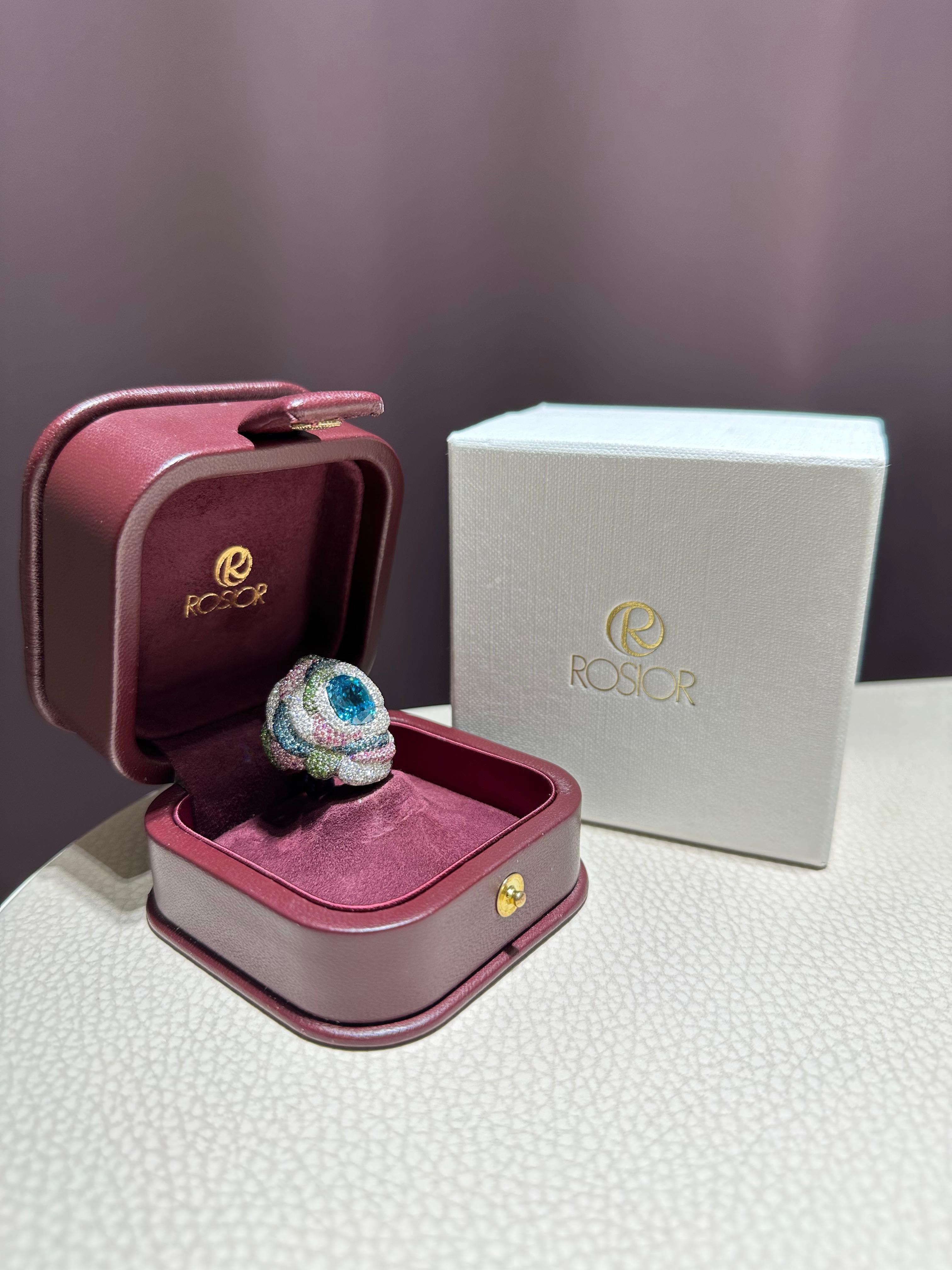 Bague cocktail contemporaine en or blanc ornée de zircons bleus et de diamants en vente 1