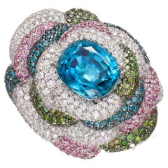 Bague cocktail contemporaine en or blanc ornée de zircons bleus et de diamants