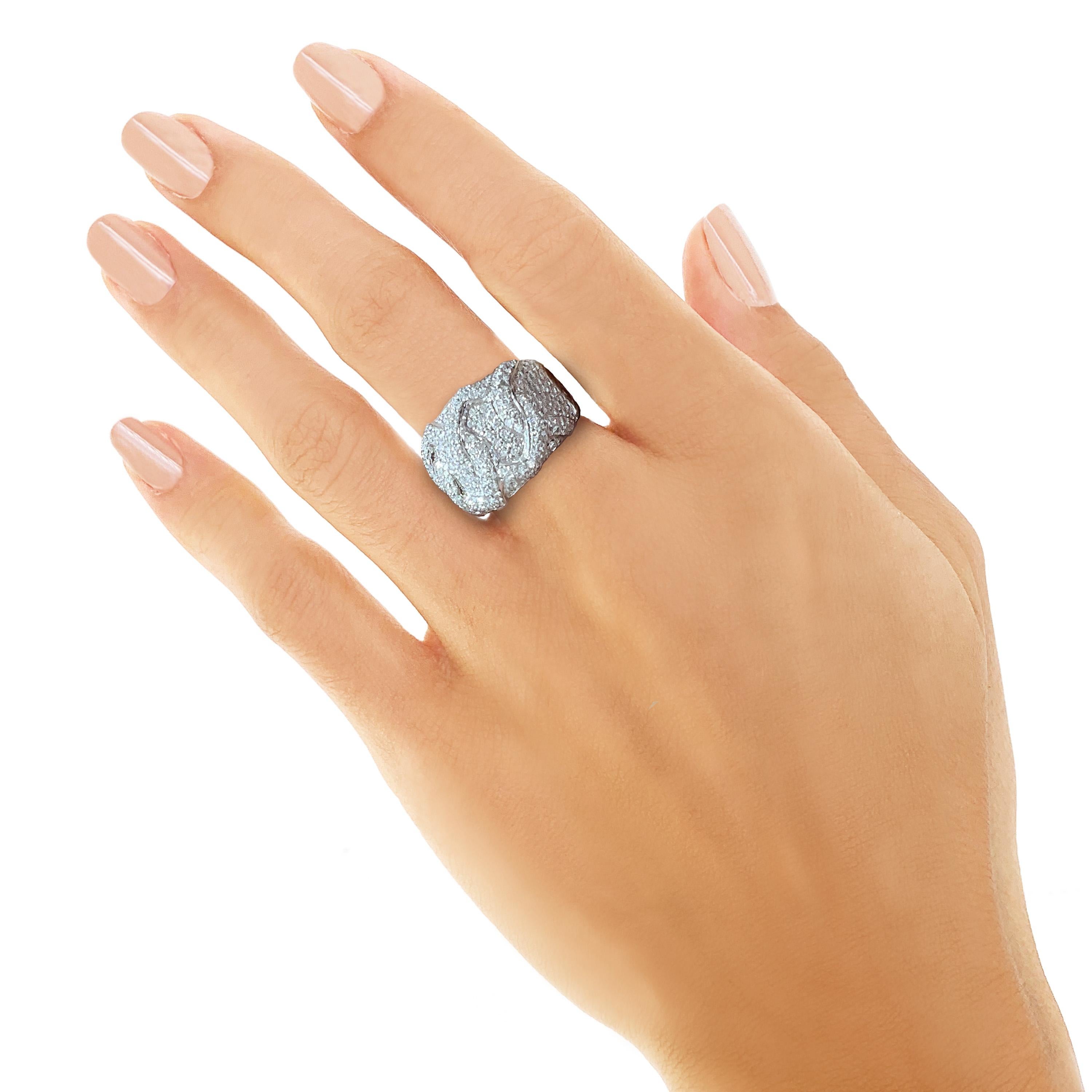 Rosior Anillo de Cóctel Contemporáneo, firmado por José Manuel Rosas, engastado con 227 Diamantes de color F/G, claridad VVS con un peso total de 1,92 ct.
Firmado 