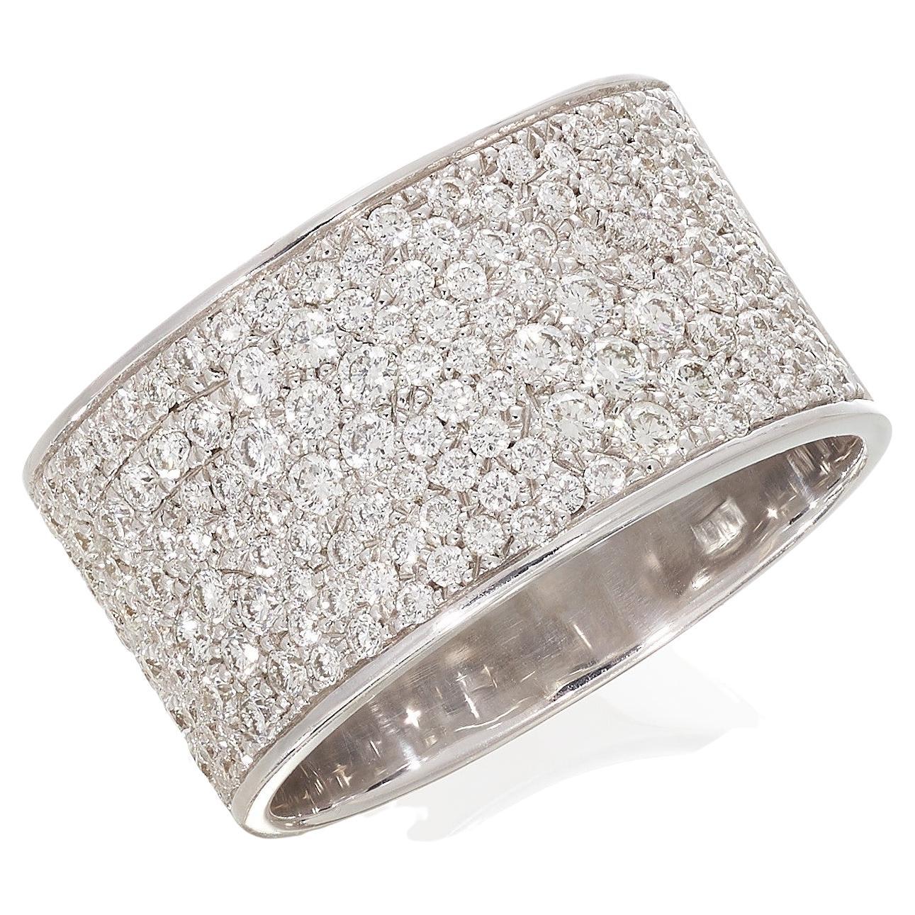 Bague contemporaine en or blanc sertie de diamants