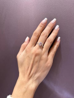 Anello contemporaneo con Kunzite e diamanti incastonati in oro bianco