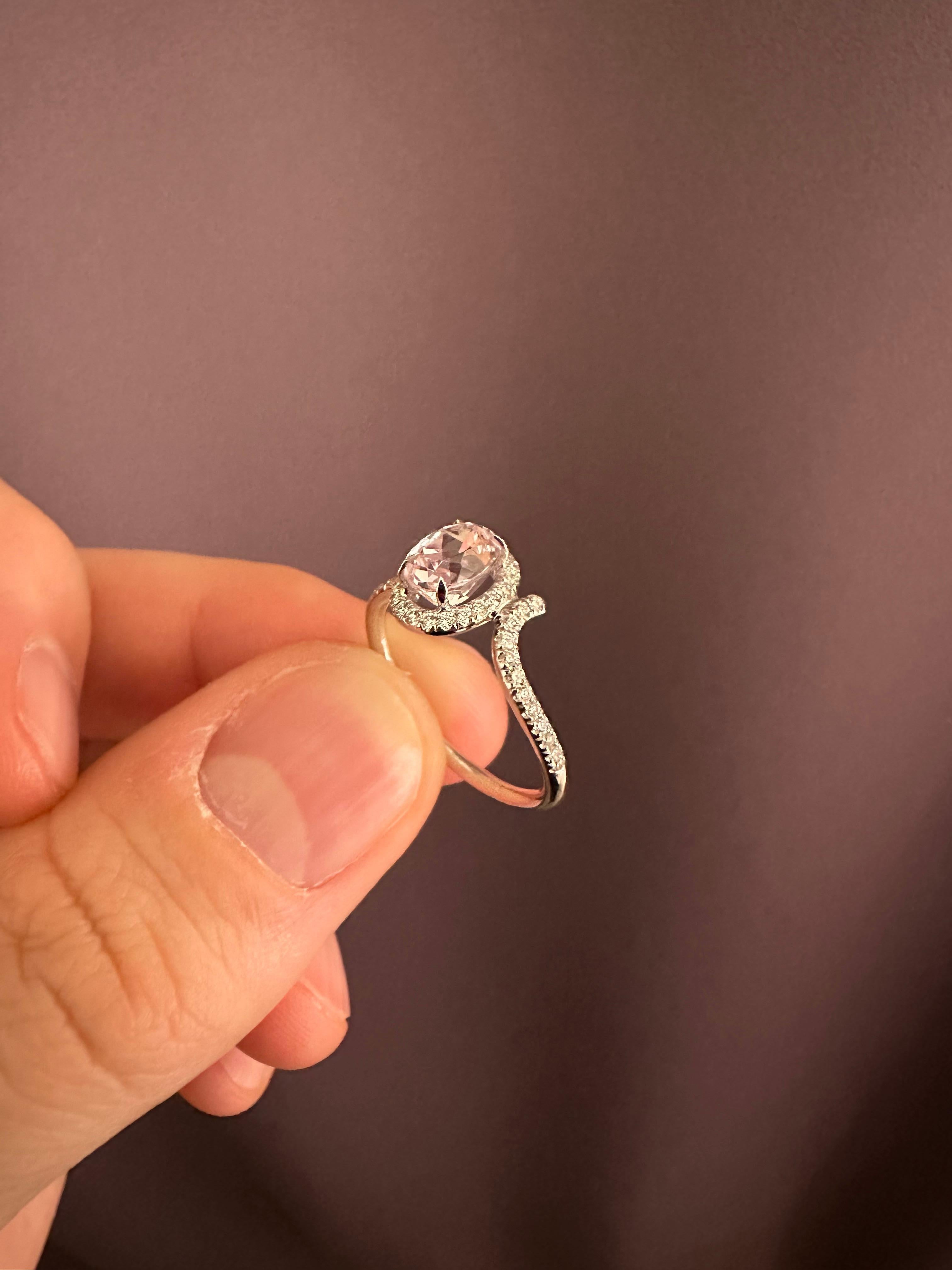 Contemporary Kunzite and Diamond Ring Set in White Gold In New Condition For Sale In Porto, PT