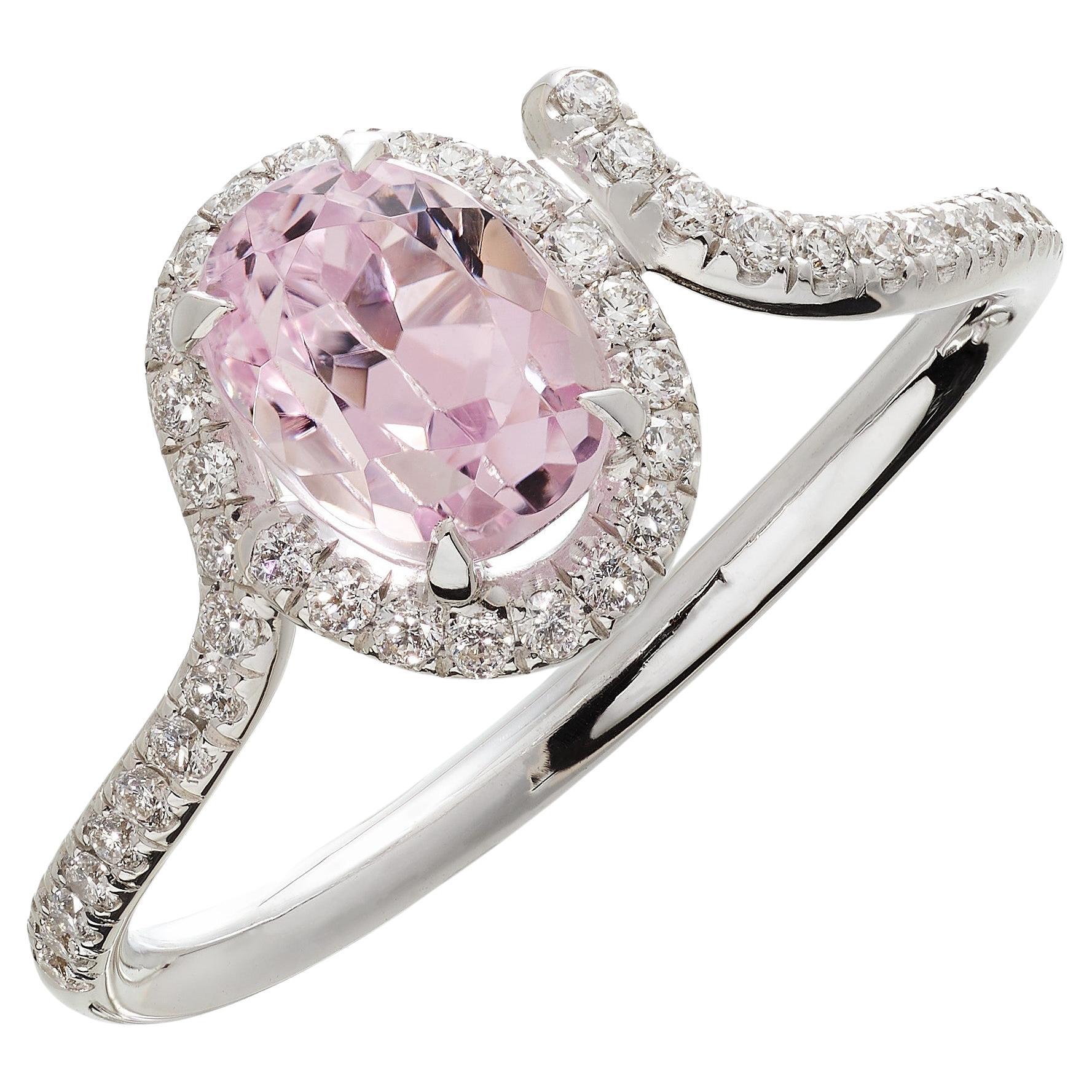 Bague contemporaine en or blanc sertie de kunzite et de diamants