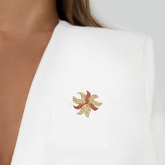 Brosche „Flower“ aus Gelbgold mit Diamanten und Rubinen von Rosior