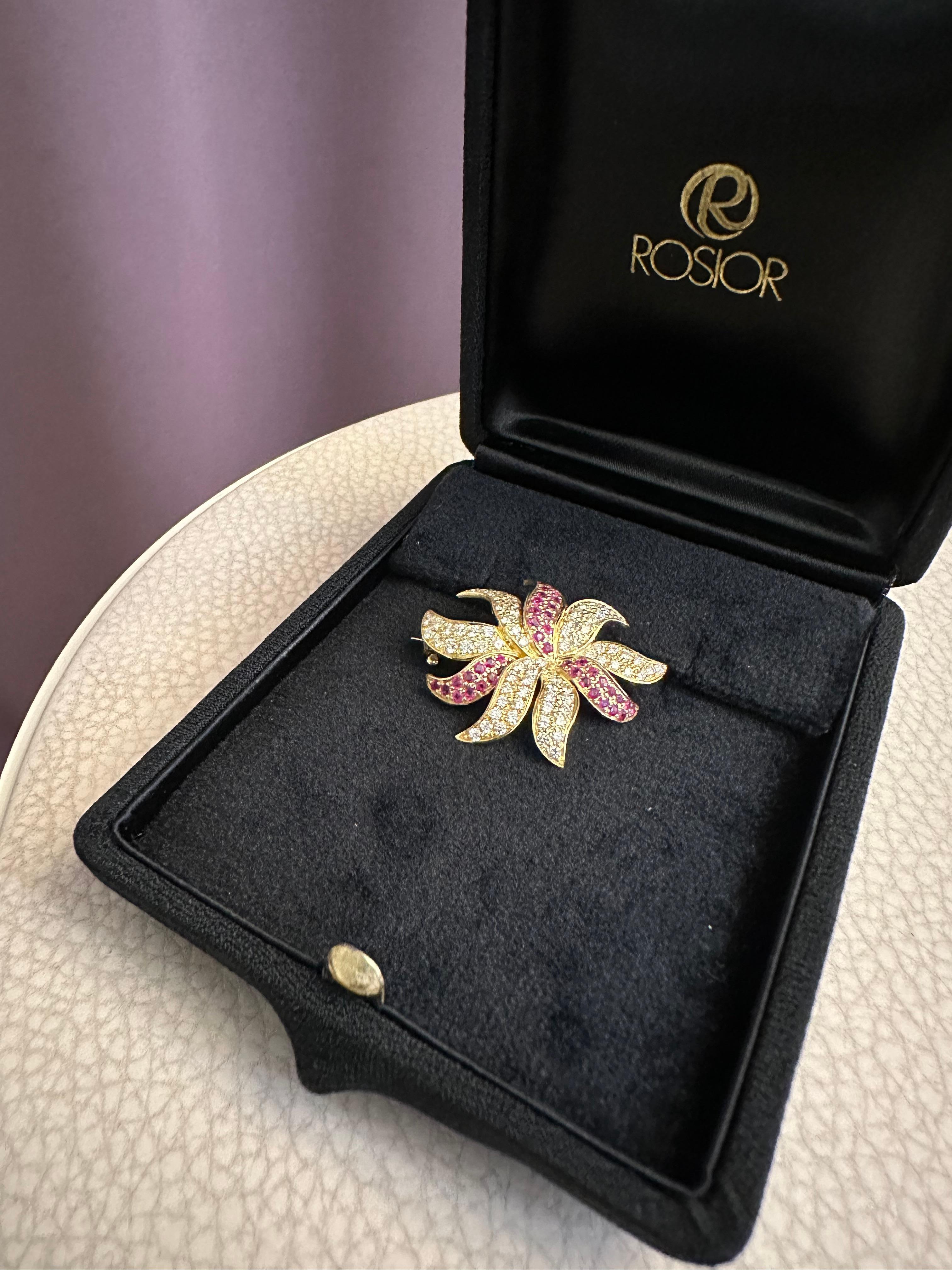 Brosche „Flower“ aus Gelbgold mit Diamanten und Rubinen von Rosior (Zeitgenössisch) im Angebot