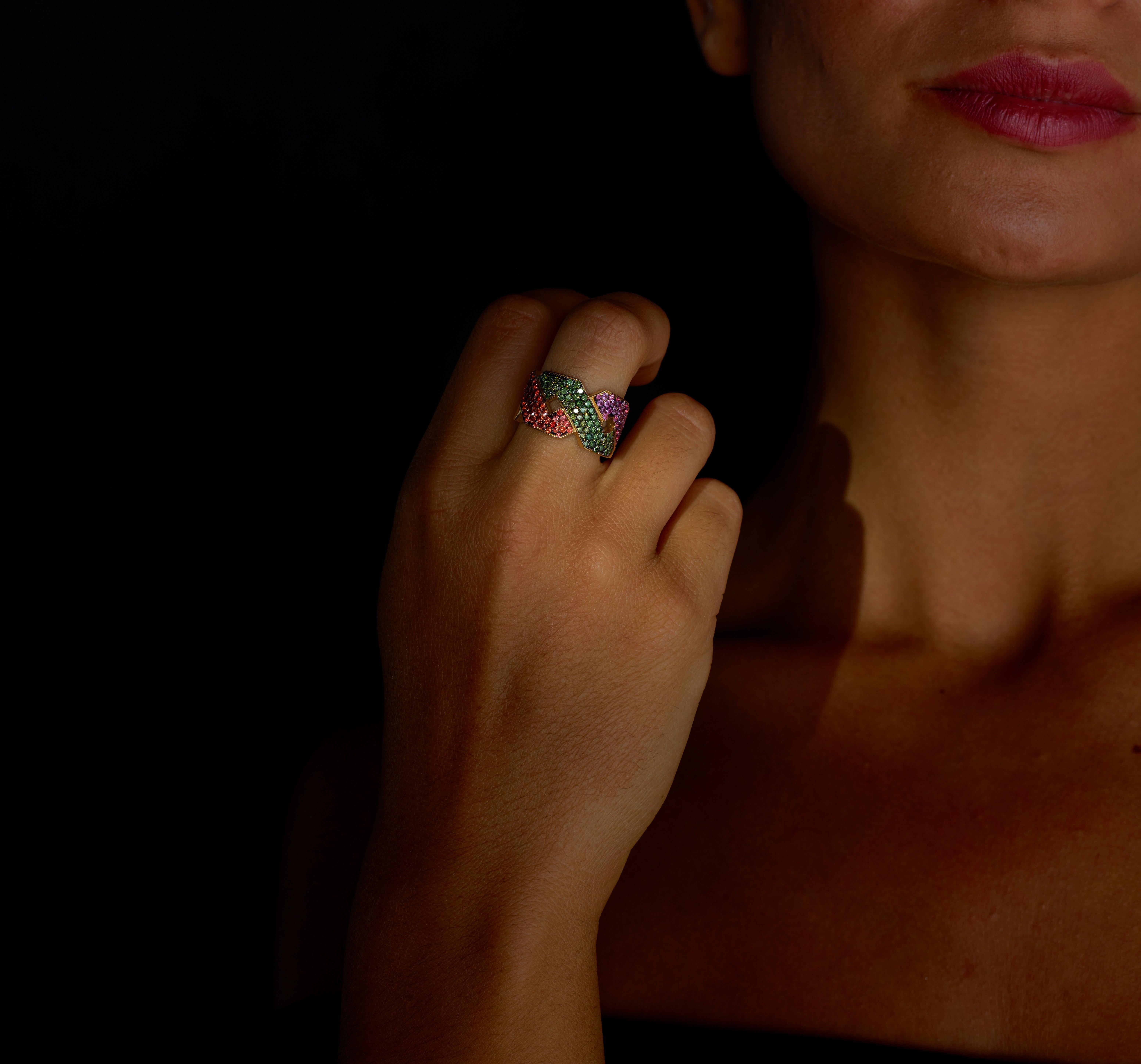 Bague de cocktail unique Rosior, sertie en or jaune avec :
- 61 diamants verts pesant 0,72 ct ;
- 54 saphirs roses pesant 0,88 ct ;
- 58 saphirs orange pesant 0,89 ct.
Poids en or 19,2k : 10,8 g.
Pièce unique.
Estampillé par le bureau d'analyse
