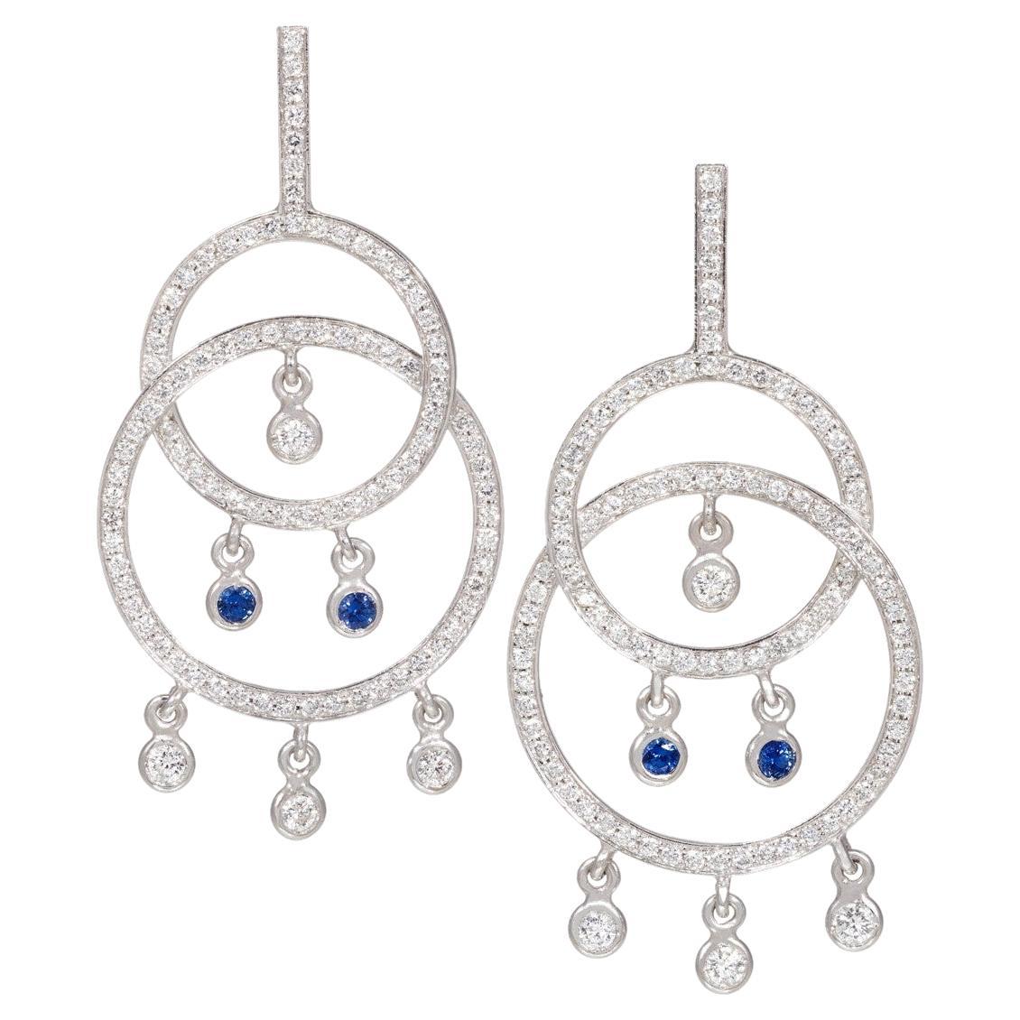 Boucles d'oreilles pendantes contemporaines en or blanc, diamants et saphirs