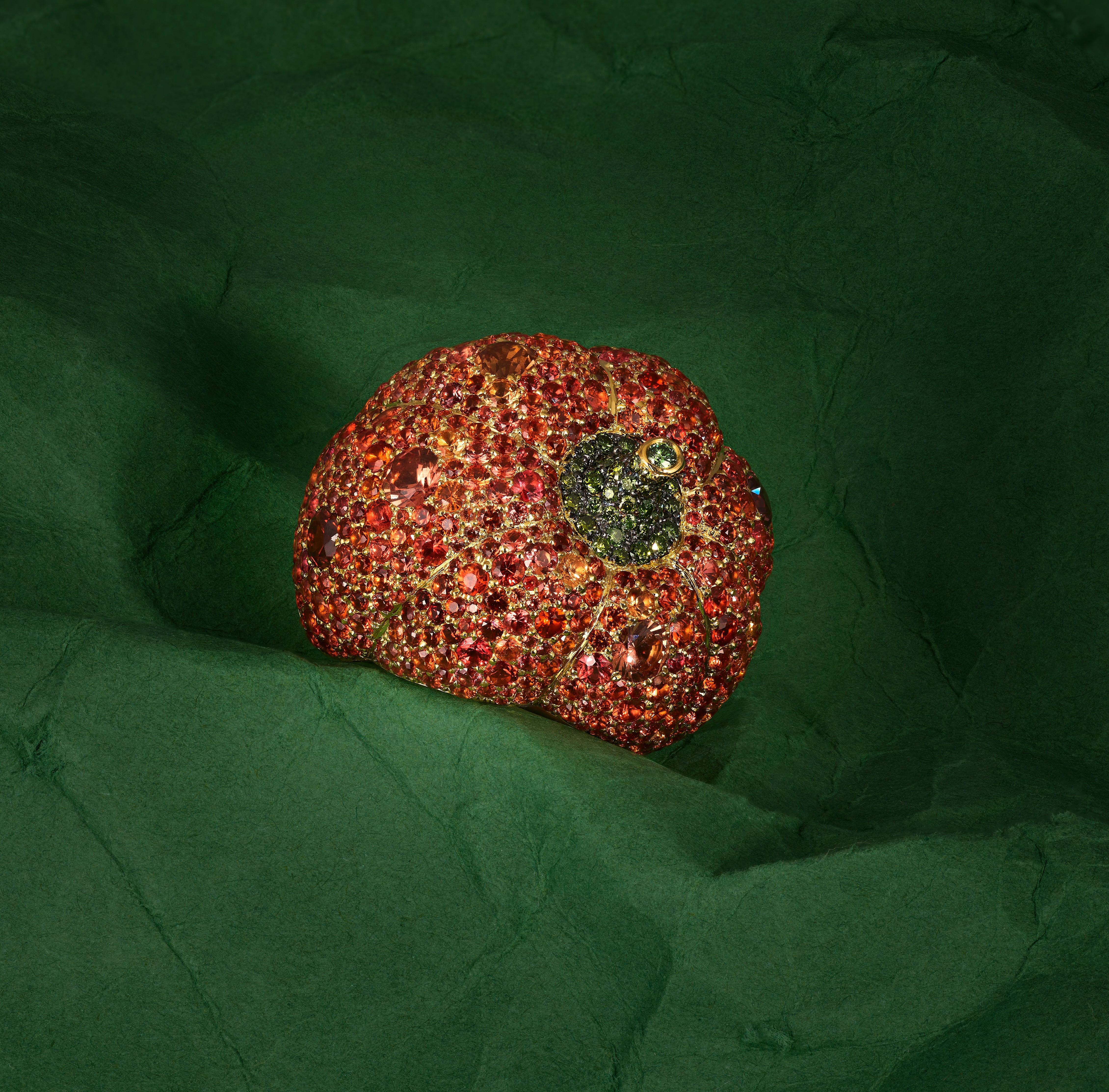 Bague de Rosior, représentant une citrouille en or jaune et sertie :
 - 566 saphirs orange de différentes tailles pesant 10,46 ct ;
- 50 diamants verts pesant 0,31 ct.
Poids en or 19,2k : 21 g.
Pièce unique.
Estampillé par le bureau d'analyse