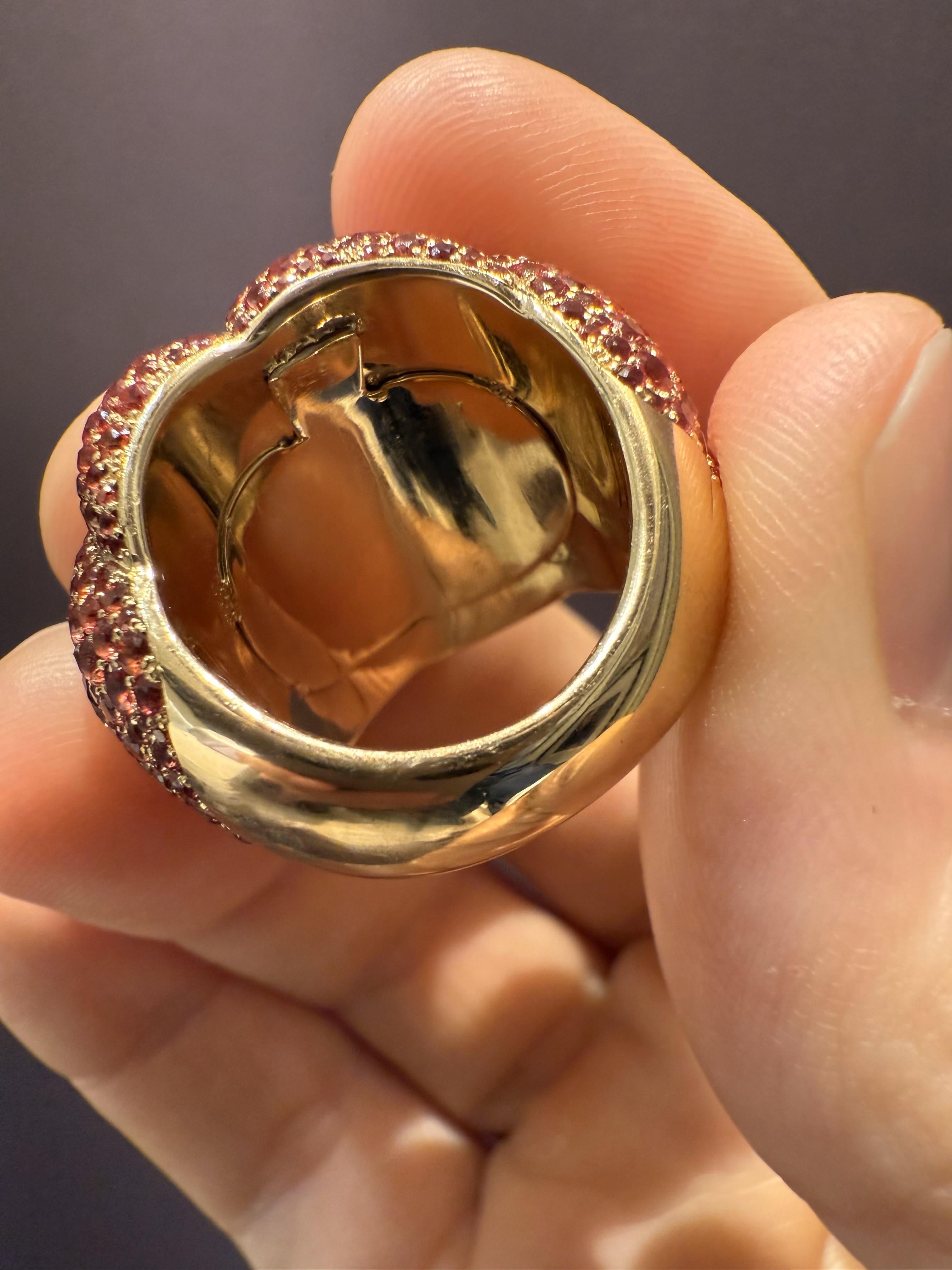 Taille ronde Rosior Bague cocktail « Pumpkin » en or jaune sertie de diamants et de saphirs en vente