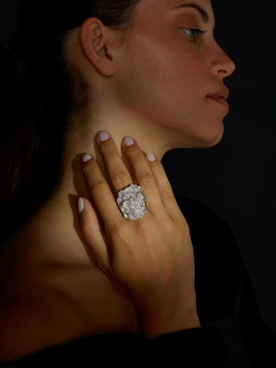 Bague de cocktail en or blanc de Rosior Portugal sertie de 707 diamants naturels de couleur F et de pureté VVS pesant 2,94 ct.
Poids en or 19,2K : 25,7 g.
Cette bague est neuve et c'est une pièce unique.
Taille 7. Peut être