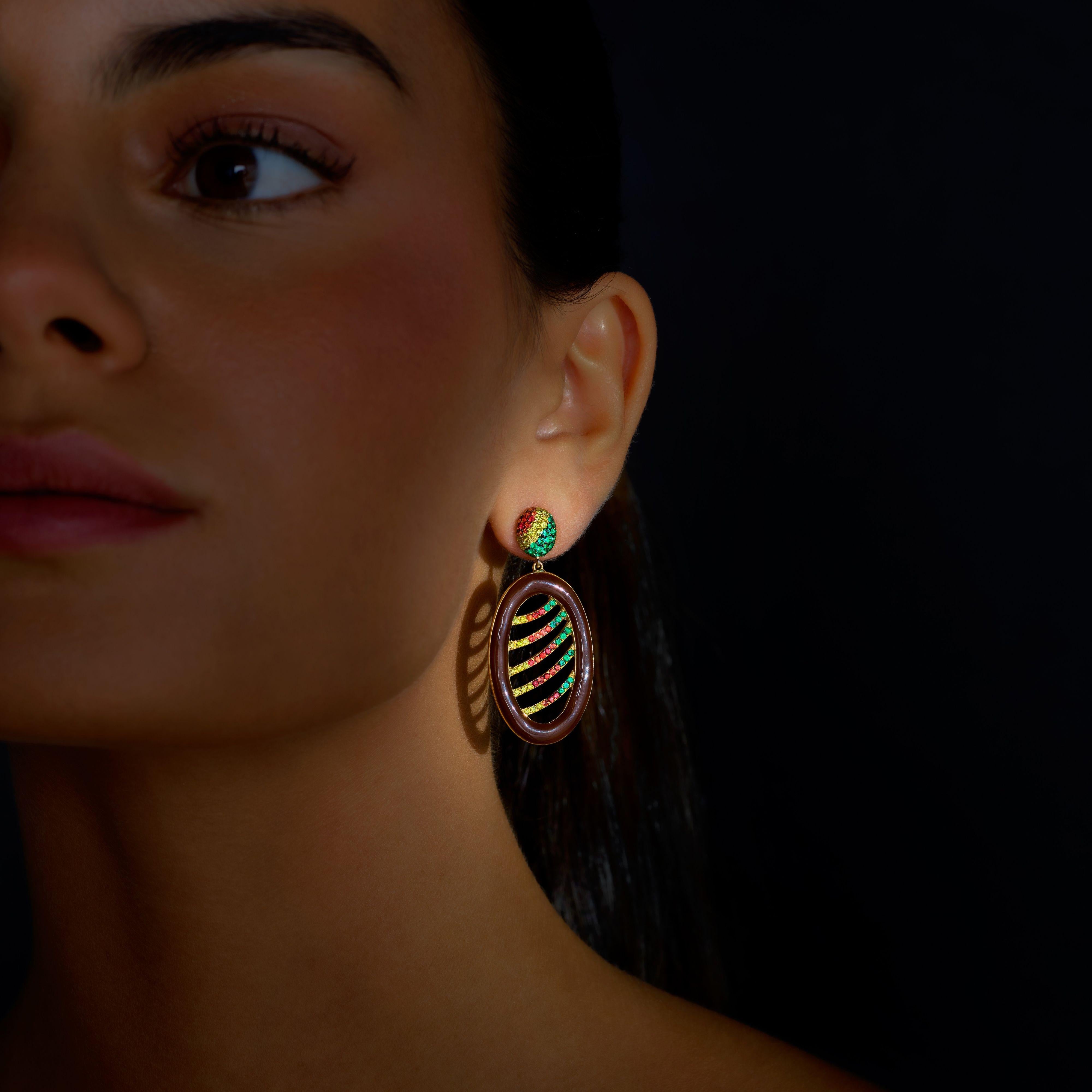 Questi orecchini unici nel loro genere sono stati realizzati meticolosamente a mano nel nostro atelier di Porto.
Ogni orecchino è composto da oro giallo lucido 19,2K, elegantemente incastonato con un vibrante mosaico di 57 diamanti gialli (0,48 ct),