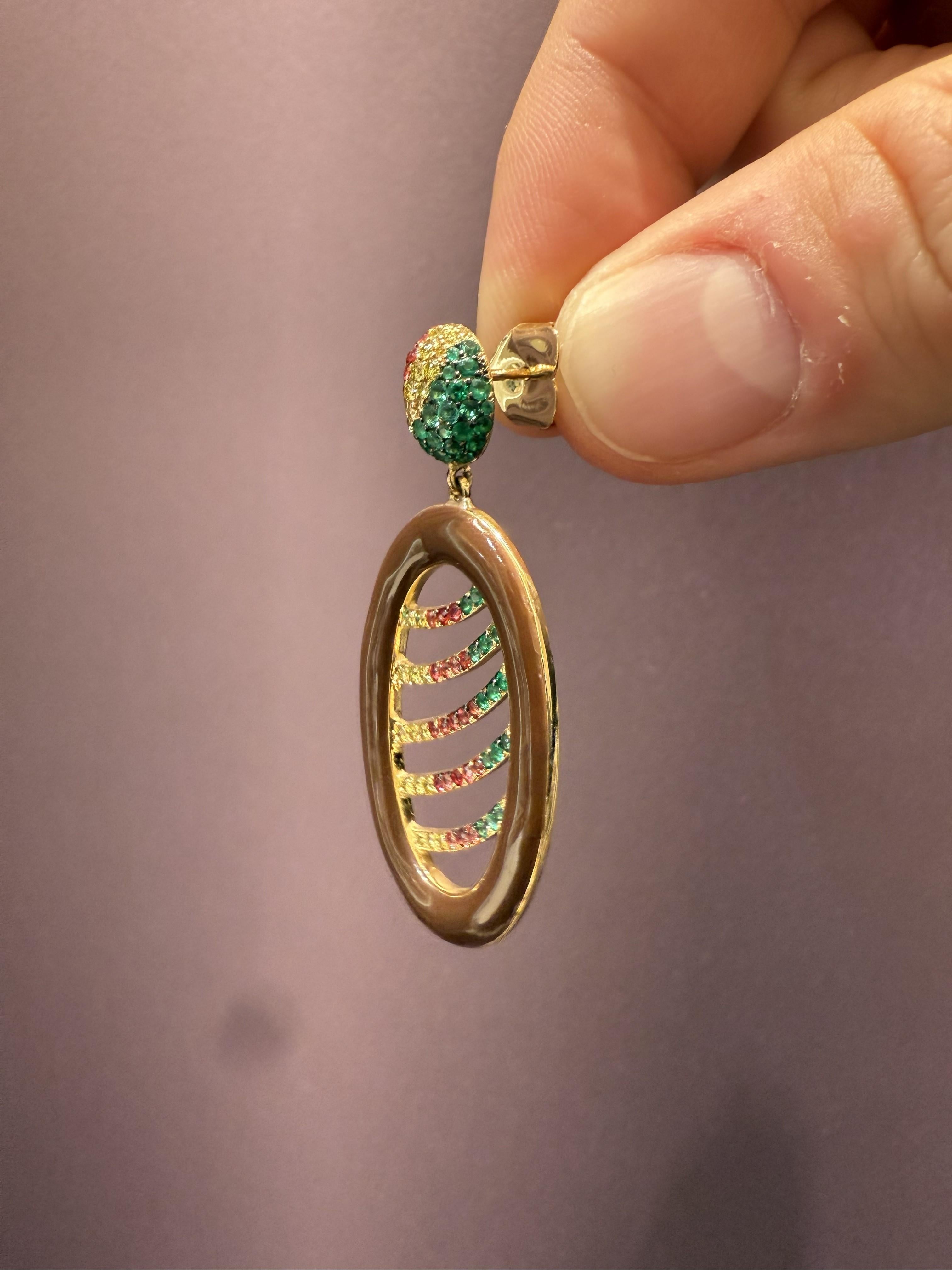 Contemporaneo Orecchini a goccia in oro giallo con diamanti, zaffiri e smeraldi di Rosior in vendita