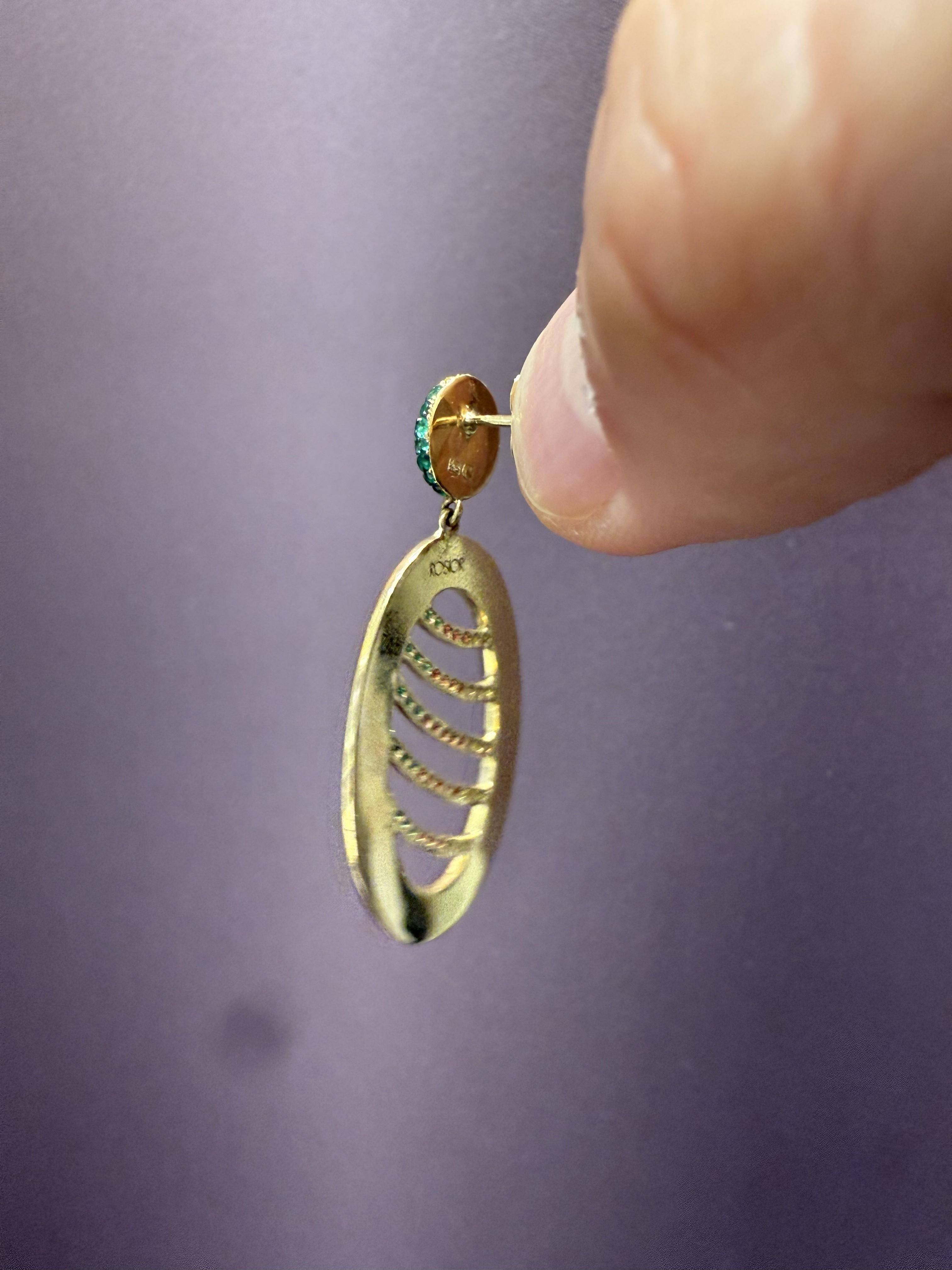 Taglio brillante Orecchini a goccia in oro giallo con diamanti, zaffiri e smeraldi di Rosior in vendita