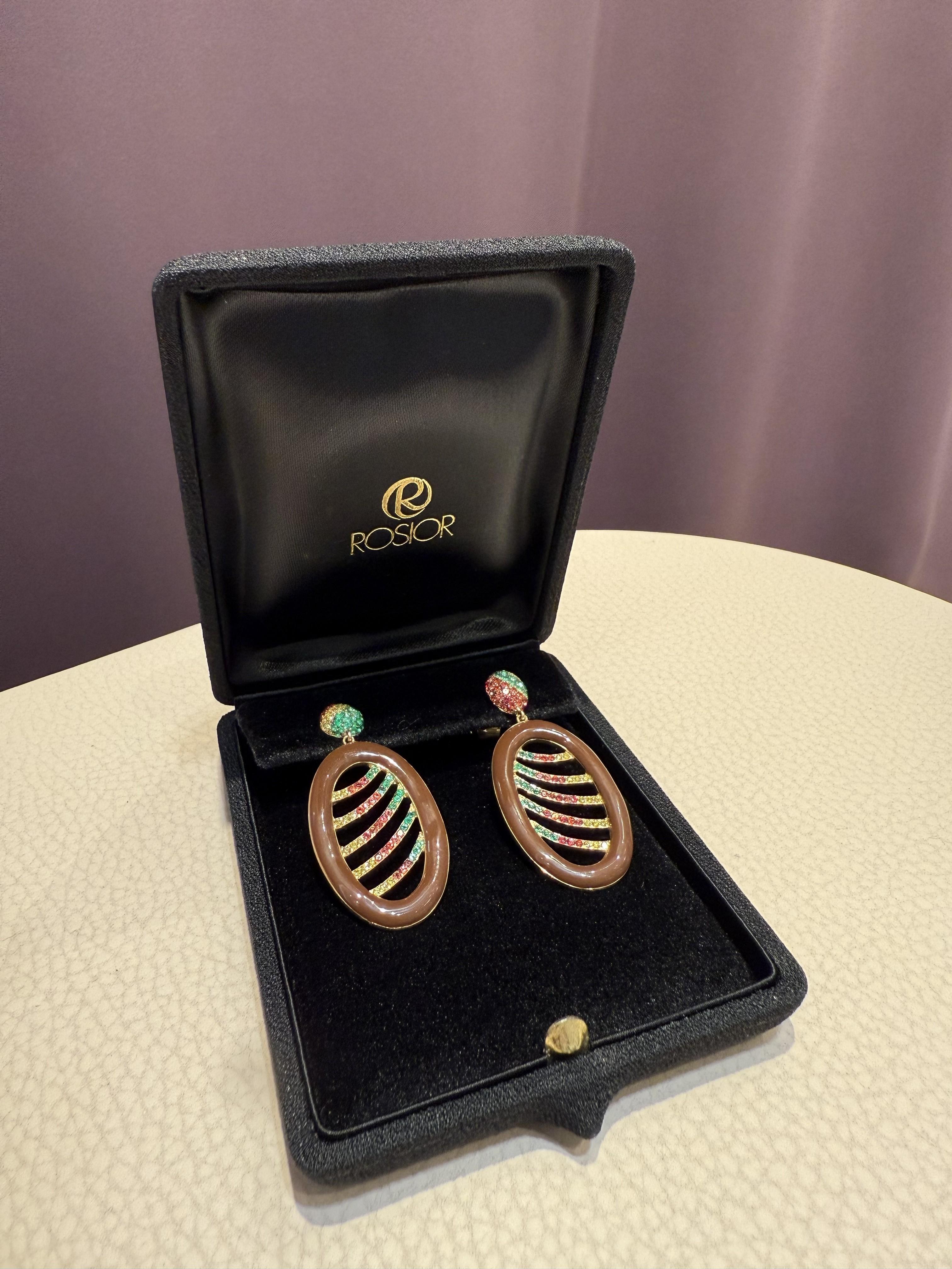 da uomo o donna Orecchini a goccia in oro giallo con diamanti, zaffiri e smeraldi di Rosior in vendita