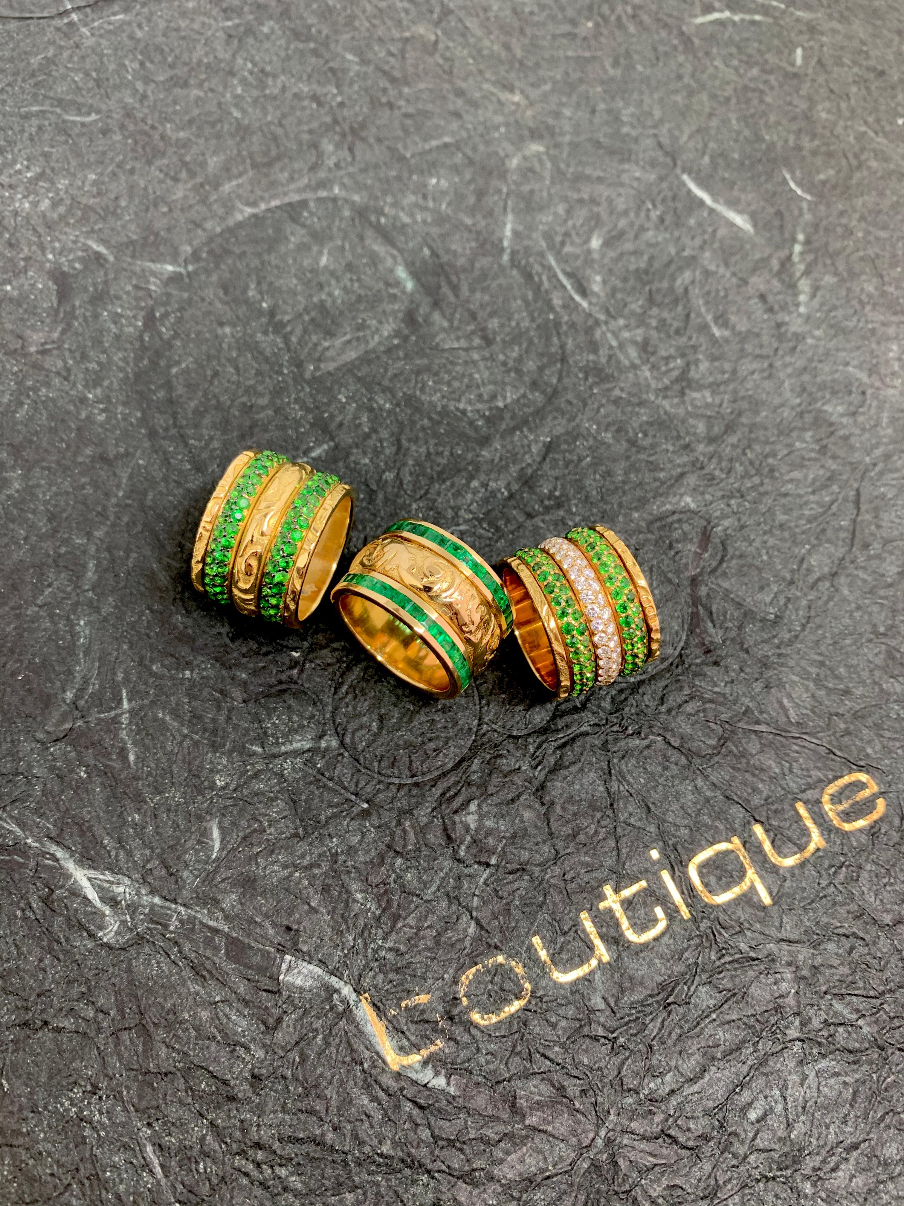 Bague vintage « Side-by-Side turn » en émeraude gravée et sertie à la main en or jaune en vente 5