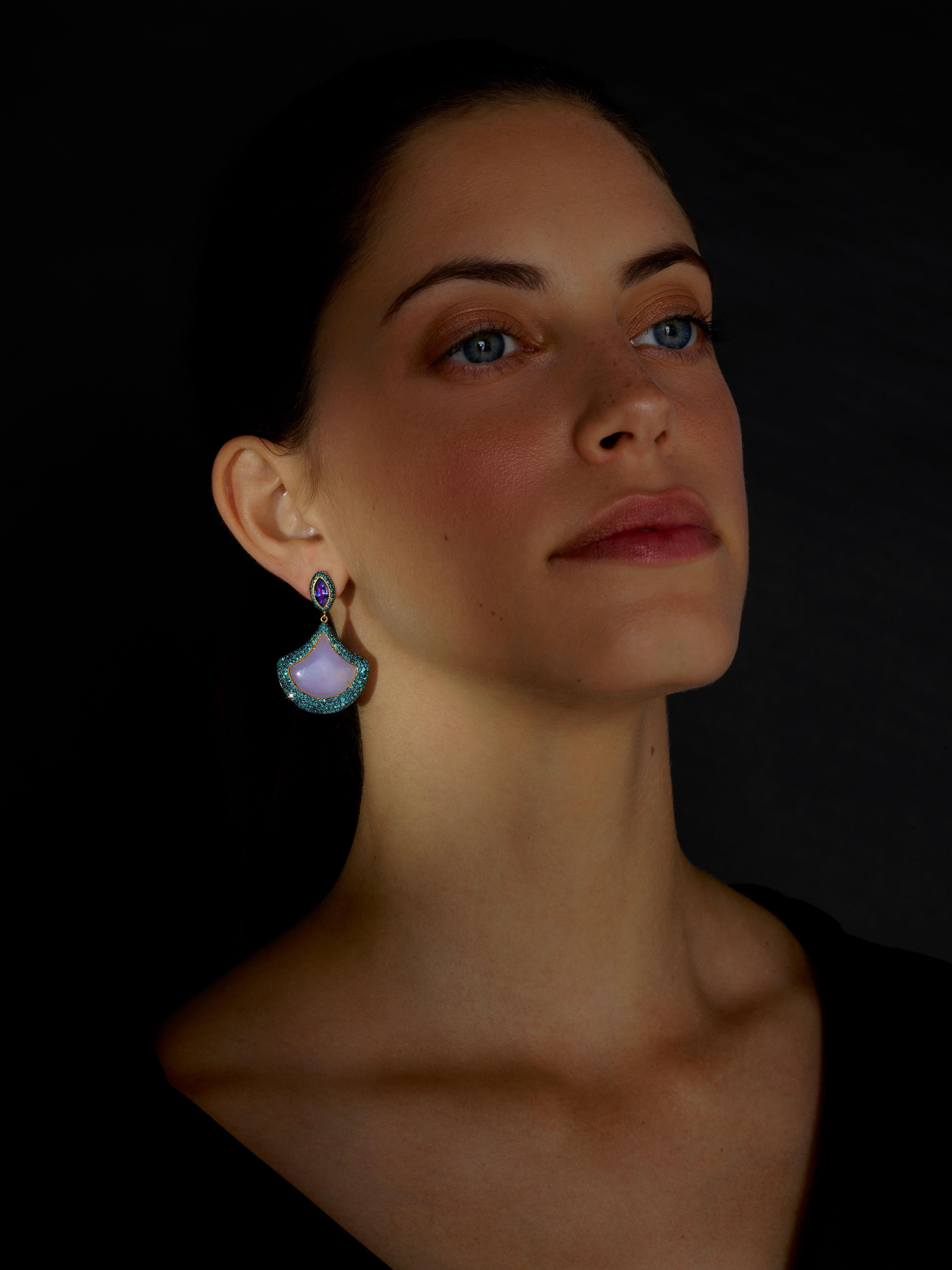 Rosior Dangle Earrings set in Yellow Gold with:
- 2 purple pieces of Jade weighing 25,15 ct;
- 2 Marquise cut purple Sapphires weighing 1,78 ct;
- 484 Blue Diamonds weighing 3,36 ct.
Weight in 19,2k gold: 10,6 g.
Unique piece.
Handmade in