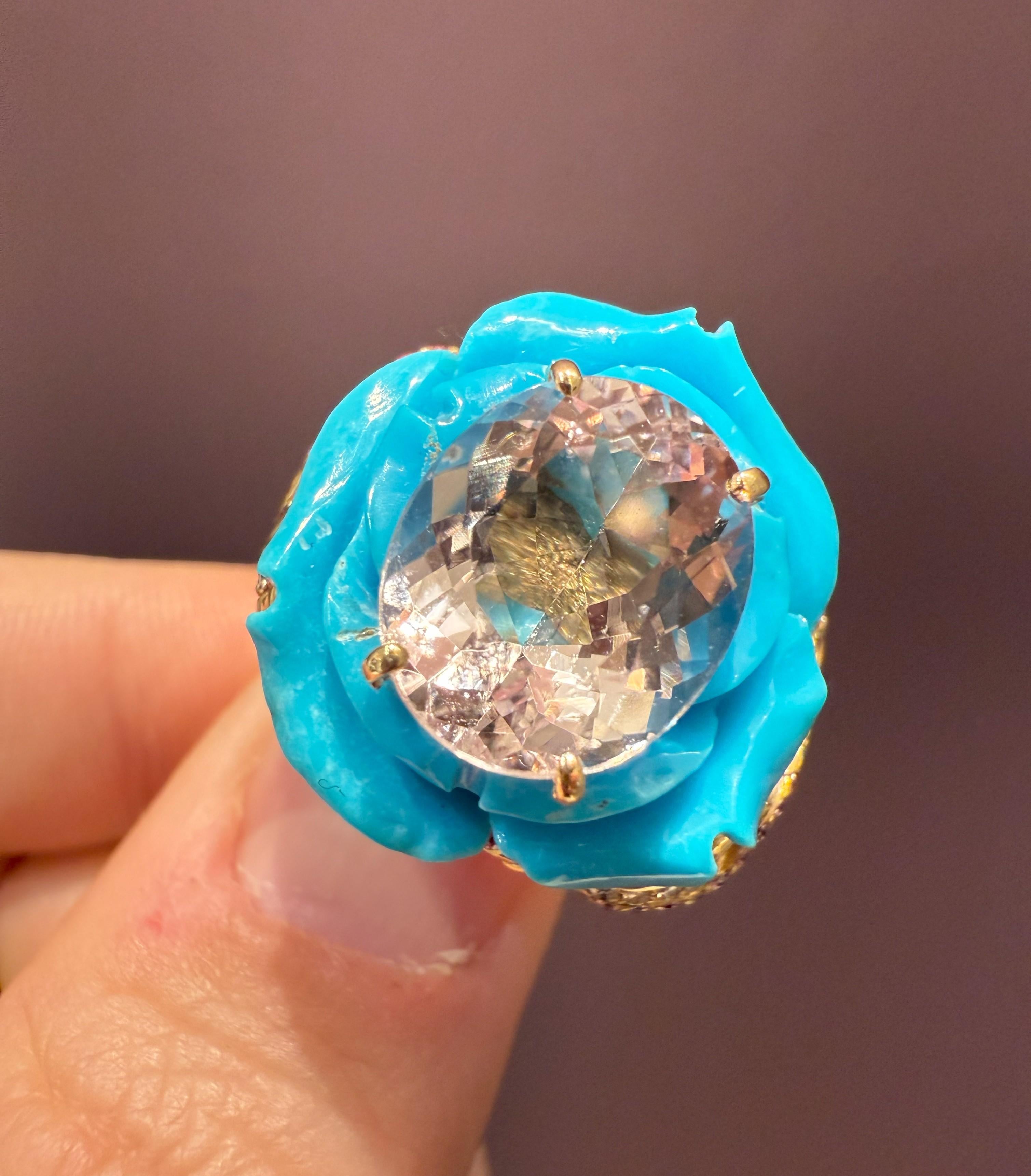 Anillo de Rosior en Portugal, representando una flor, engastado en Oro Amarillo con:
- 1 Turquesa tallada en forma de flor de 12,64 ct;
- 1 Kunzita talla ovalada de 5,59 ct;
- 76 Diamantes Rosas con un peso de 0,57 ct;
- 44 diamantes 