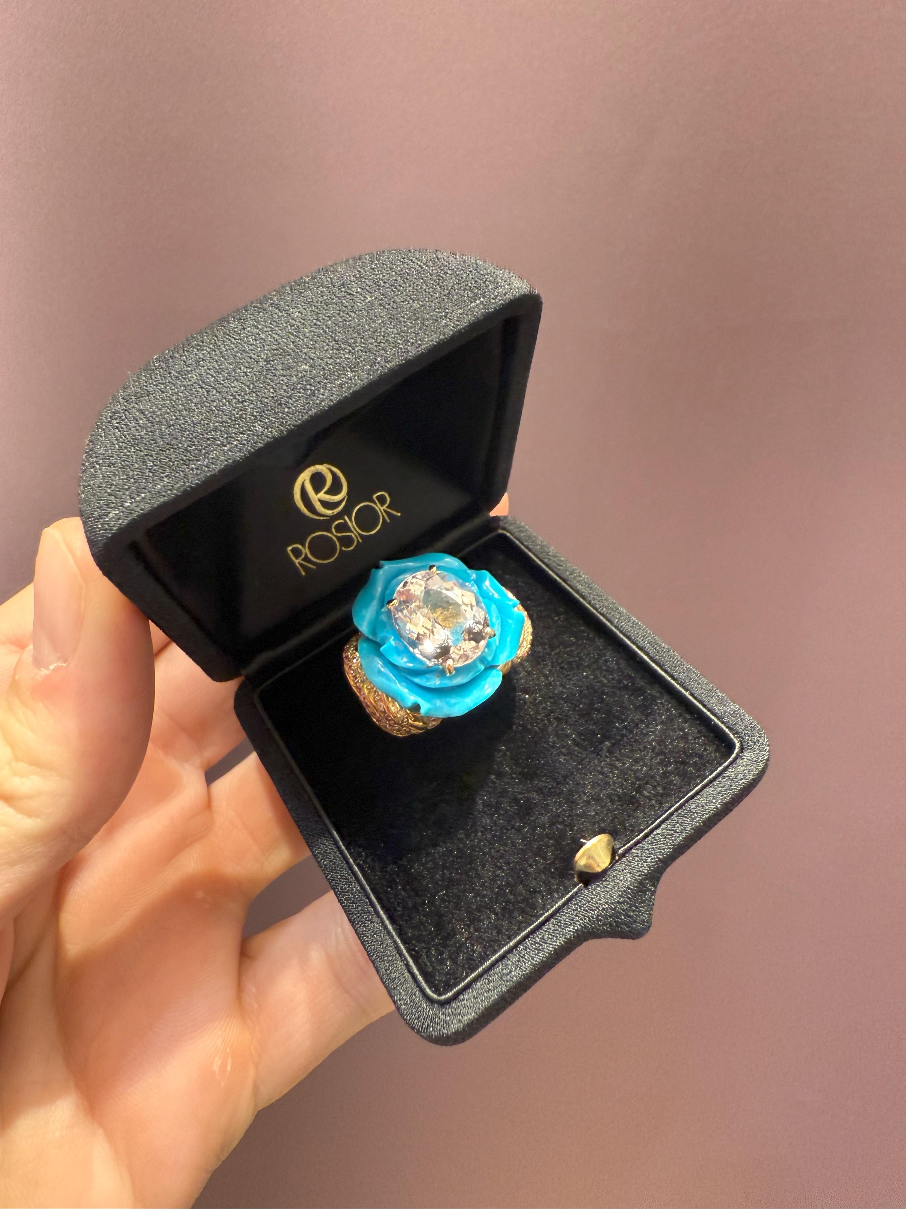 Rosior Anillo Cóctel Flor de Kunzita, Turquesa y Diamantes engastado en Oro Amarillo Contemporáneo en venta