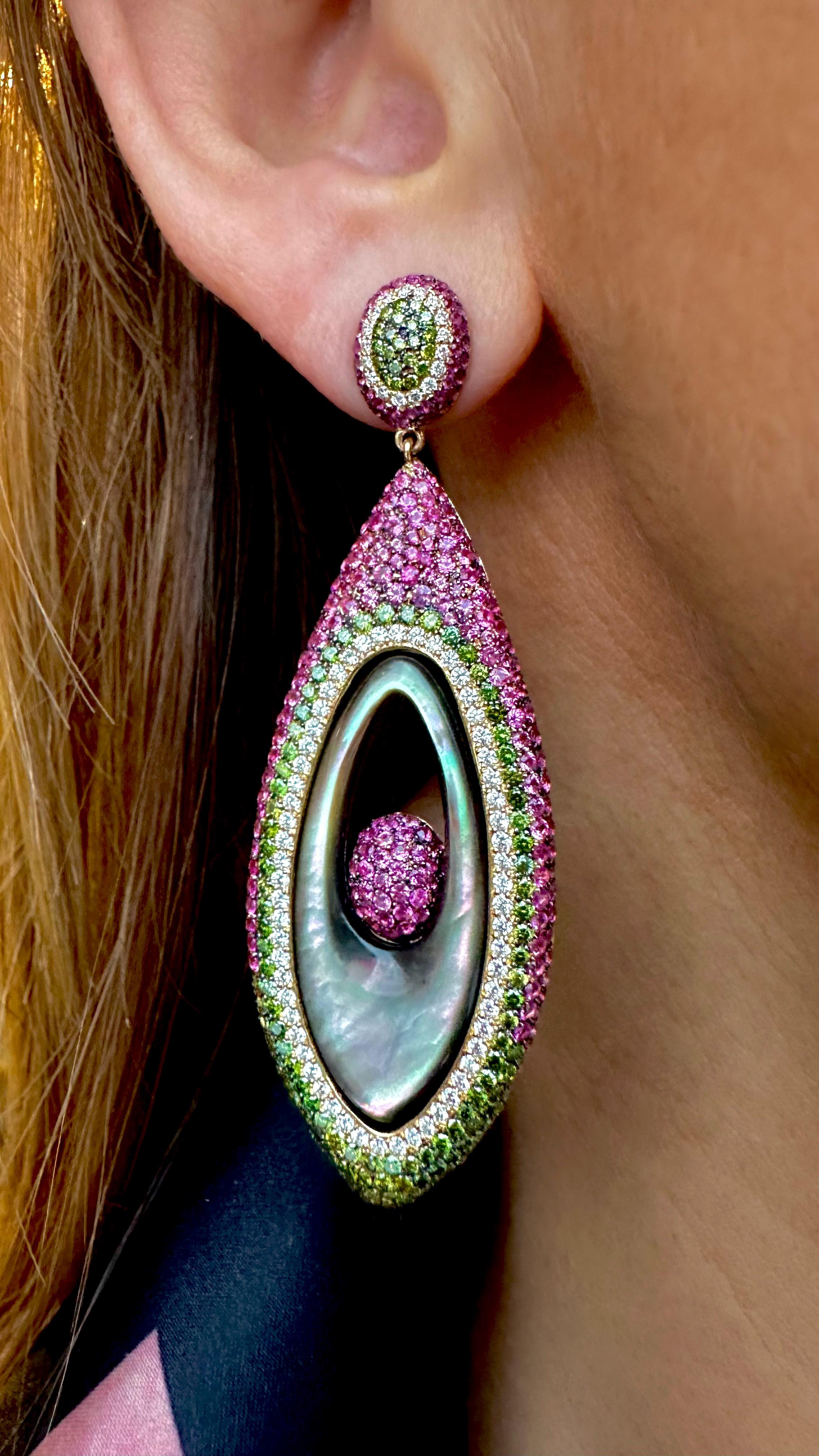 Rosior Long Dangle Earrings set in Yellow Gold, featuring a piece in black mother-of-pearl surrounded by:
- 506 pink sapphires weighing 5,17 ct; 
- 287 green diamonds weighing 2,65 ct;
- 156 natural diamonds (F color, VVS clarity) weighing 1,25