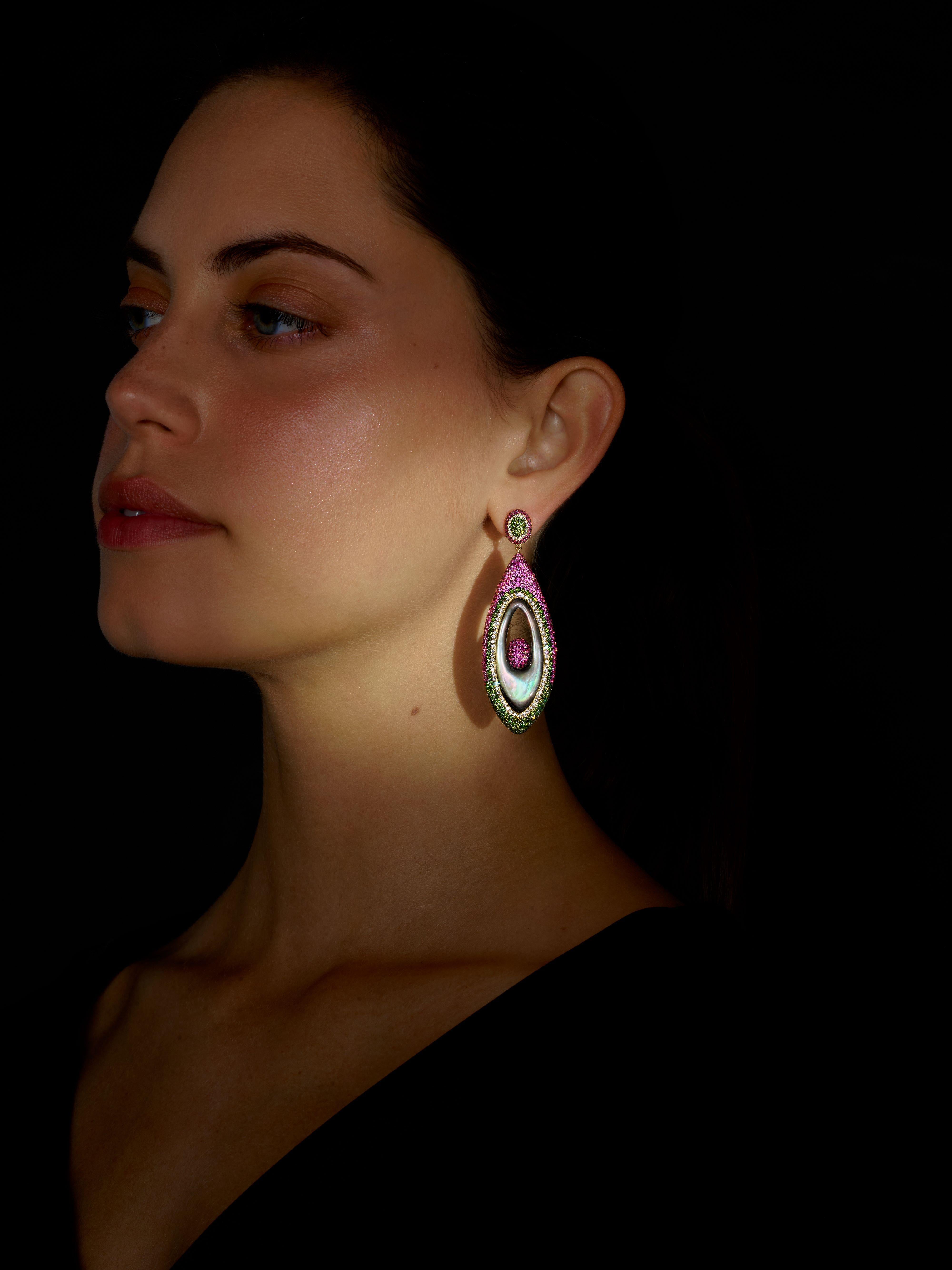Gli orecchini lunghi Rosior in oro giallo sono caratterizzati da un pezzo di madreperla nera circondato da..:
- 506 zaffiri rosa del peso di 5,17 ct; 
- 287 diamanti verdi per un peso di 2,65 ct;
- 156 diamanti naturali (colore F, purezza VVS) per