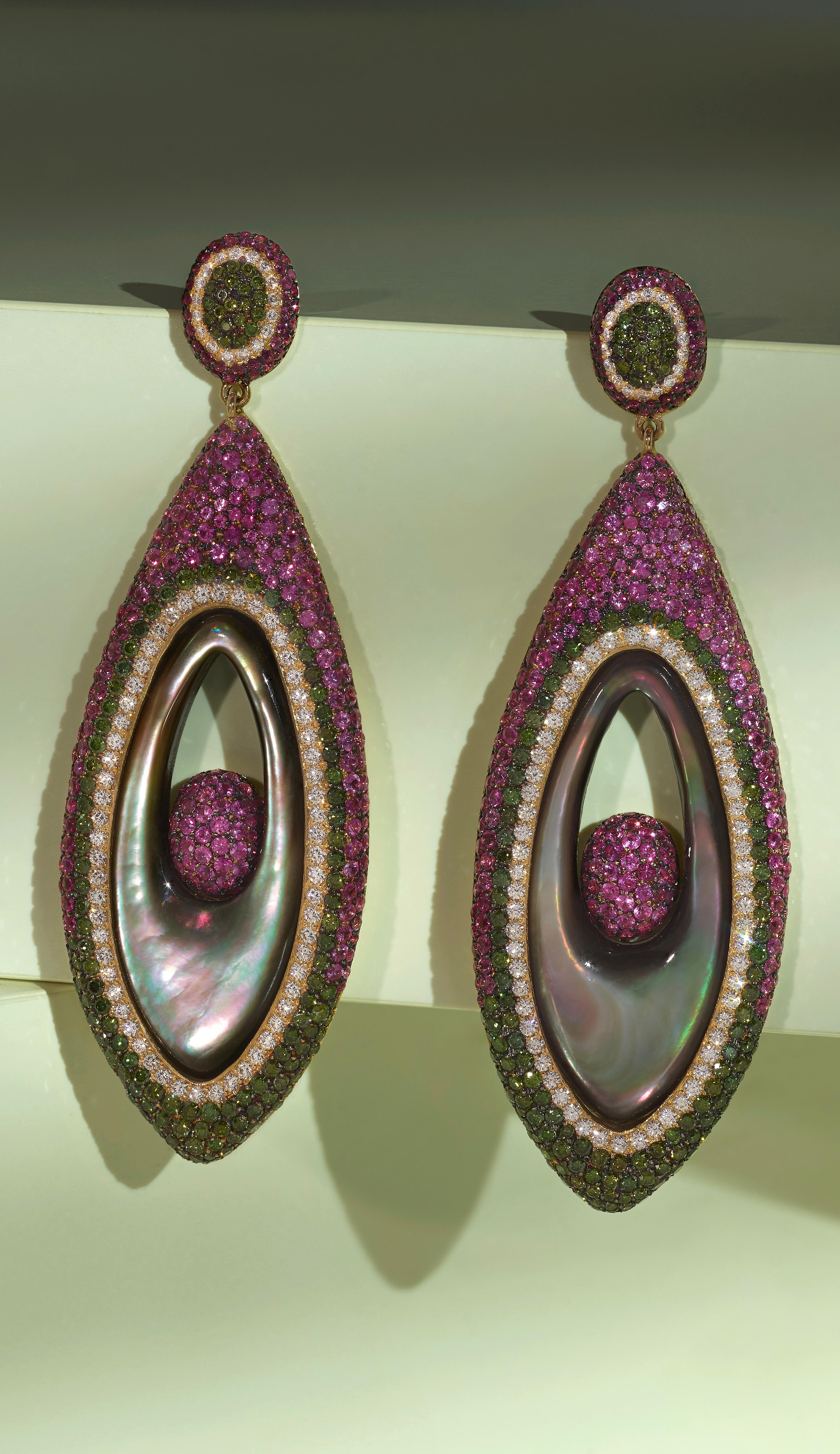 Lange Perlmutt-Ohrringe von Rosior mit Saphiren und Diamanten besetzt  (Zeitgenössisch) im Angebot