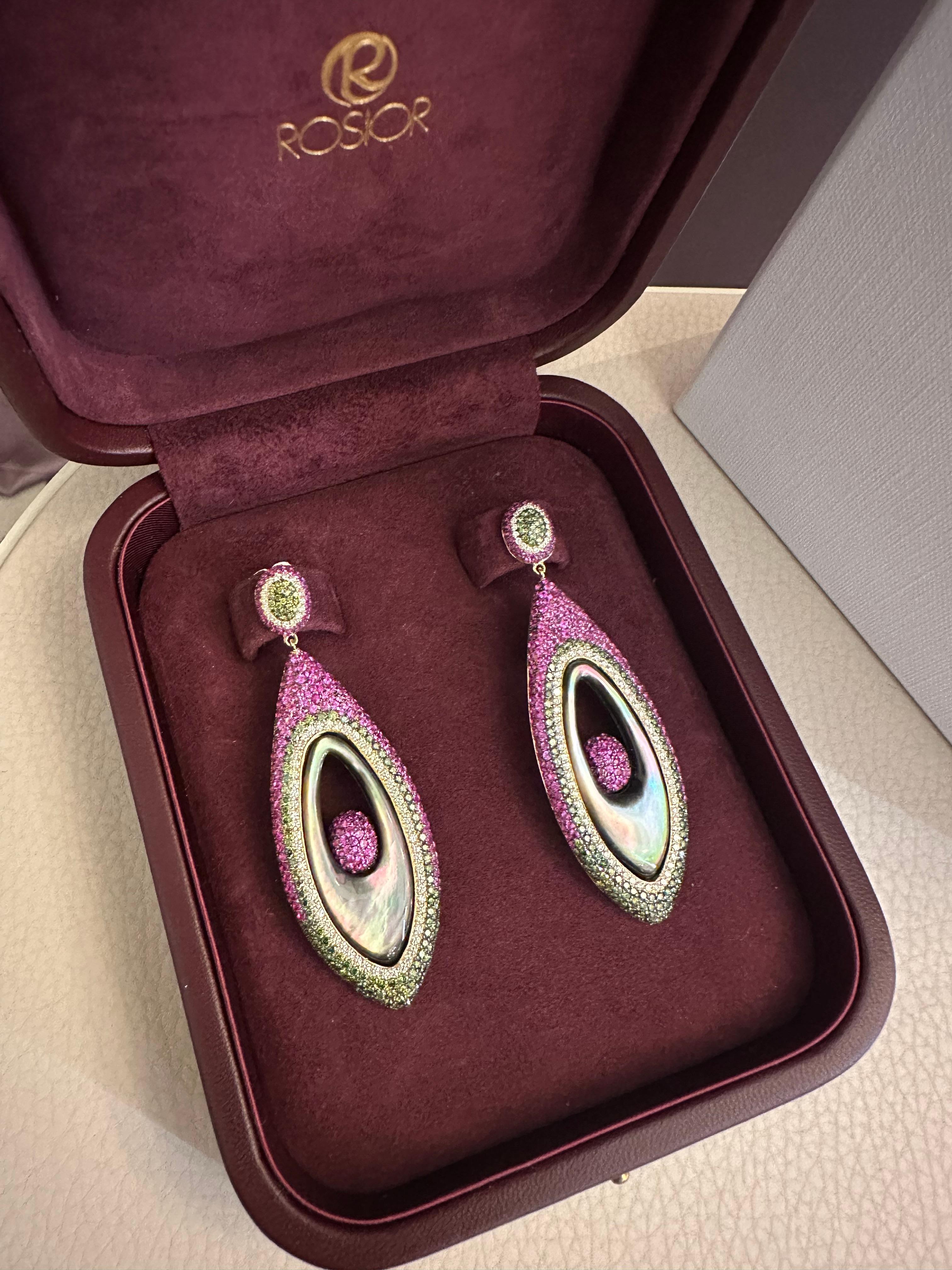 Taille ronde Rosior - Boucles d'oreilles pendantes en nacre serties de saphirs et de diamants  en vente