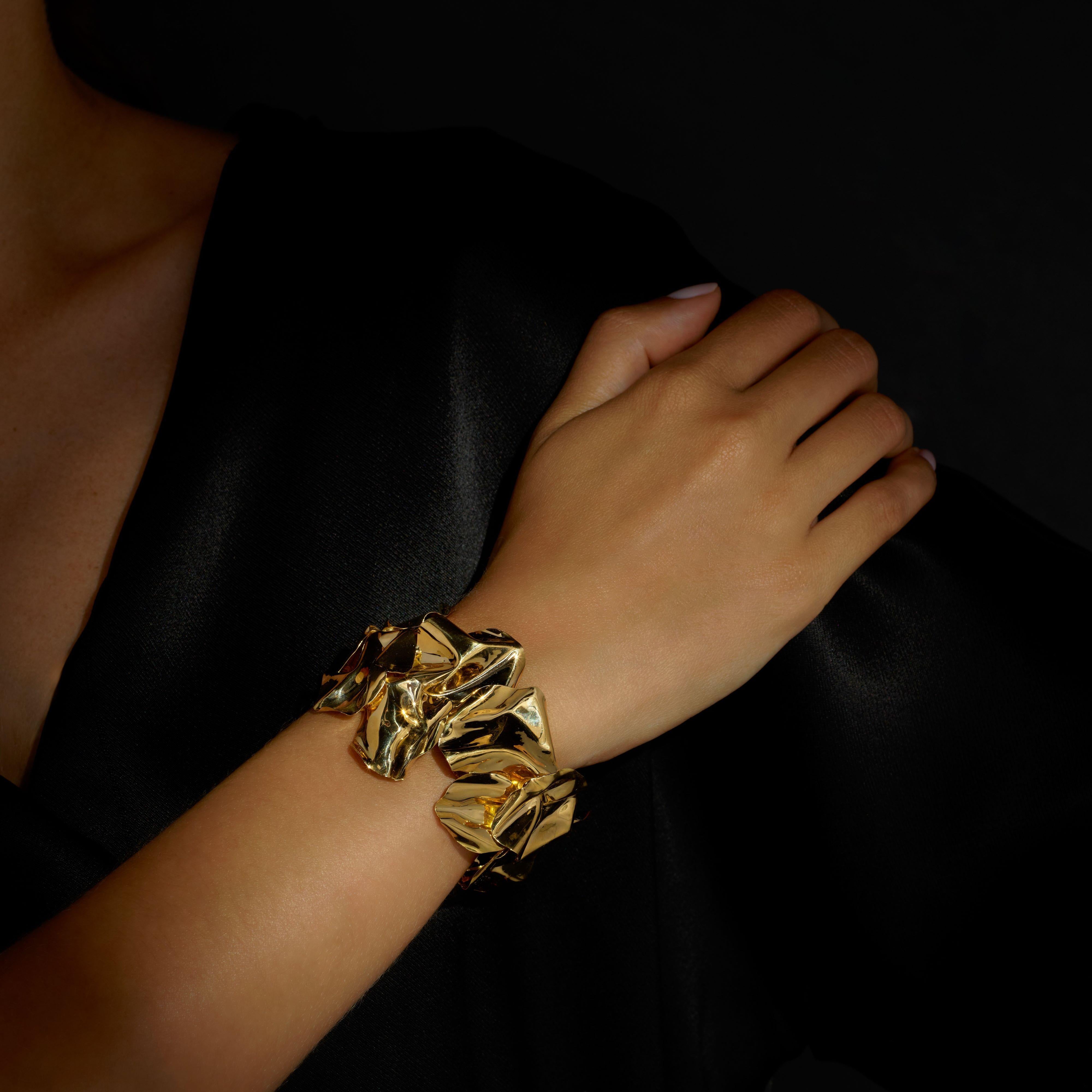 Rosior One-off cuff bracelet hand chiseled in Yellow Gold.
Weight in 19.2K gold: 54.3 g.
Unique piece.
Handmade in Portugal.
Stamped by the portuguese assay office as 19.2K Gold.
Stamped with Rosior hallmark.
Loyal to artisanal techniques, Rosior
