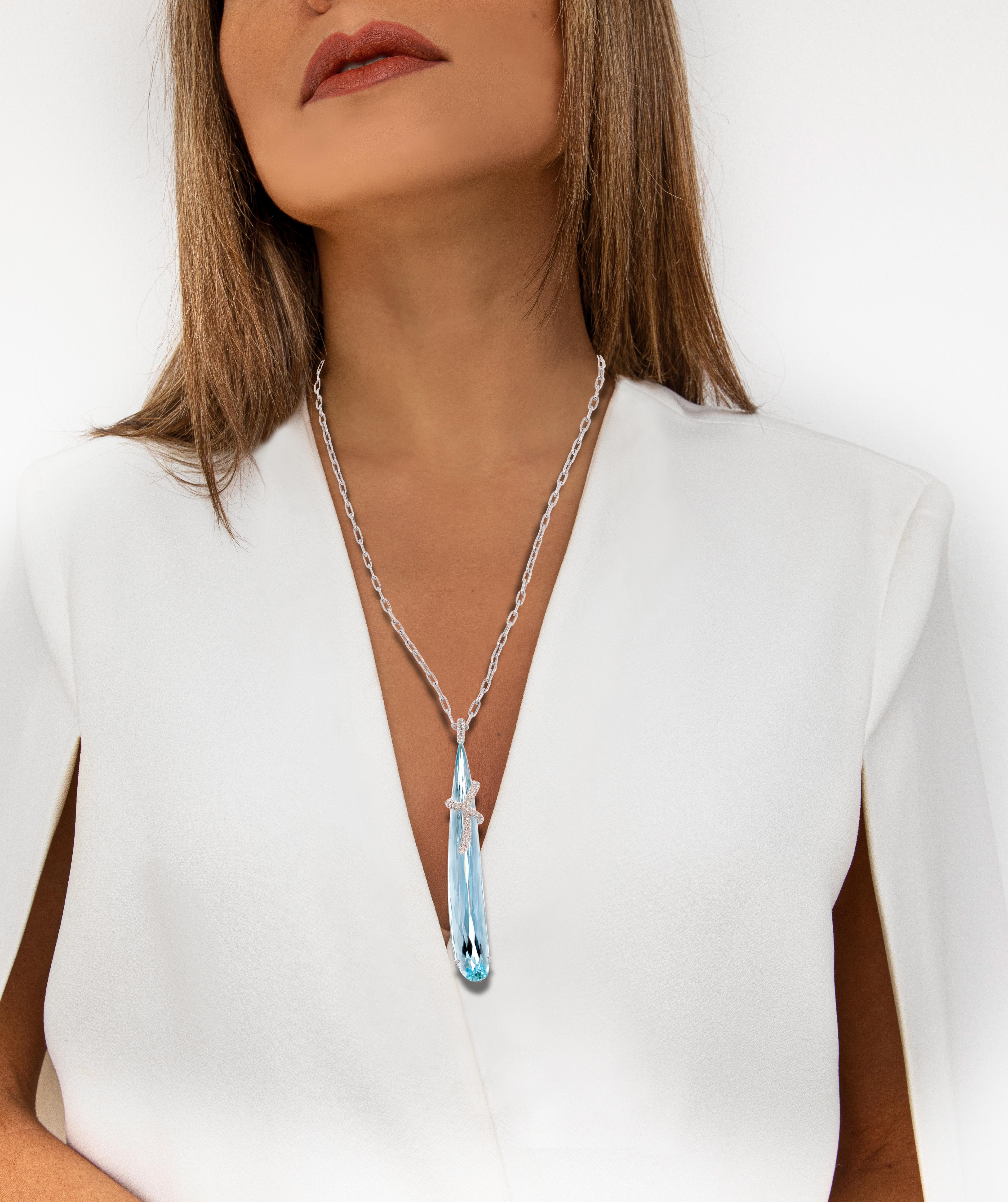 Rosior Contemporary White Gold Pendant Necklace set with:
- 1 Pear Cut Aquamarine with 28,9 ct;
- 119 F color, VVS clarity Diamonds with 0,84 ct.
Pendant is approximately 3