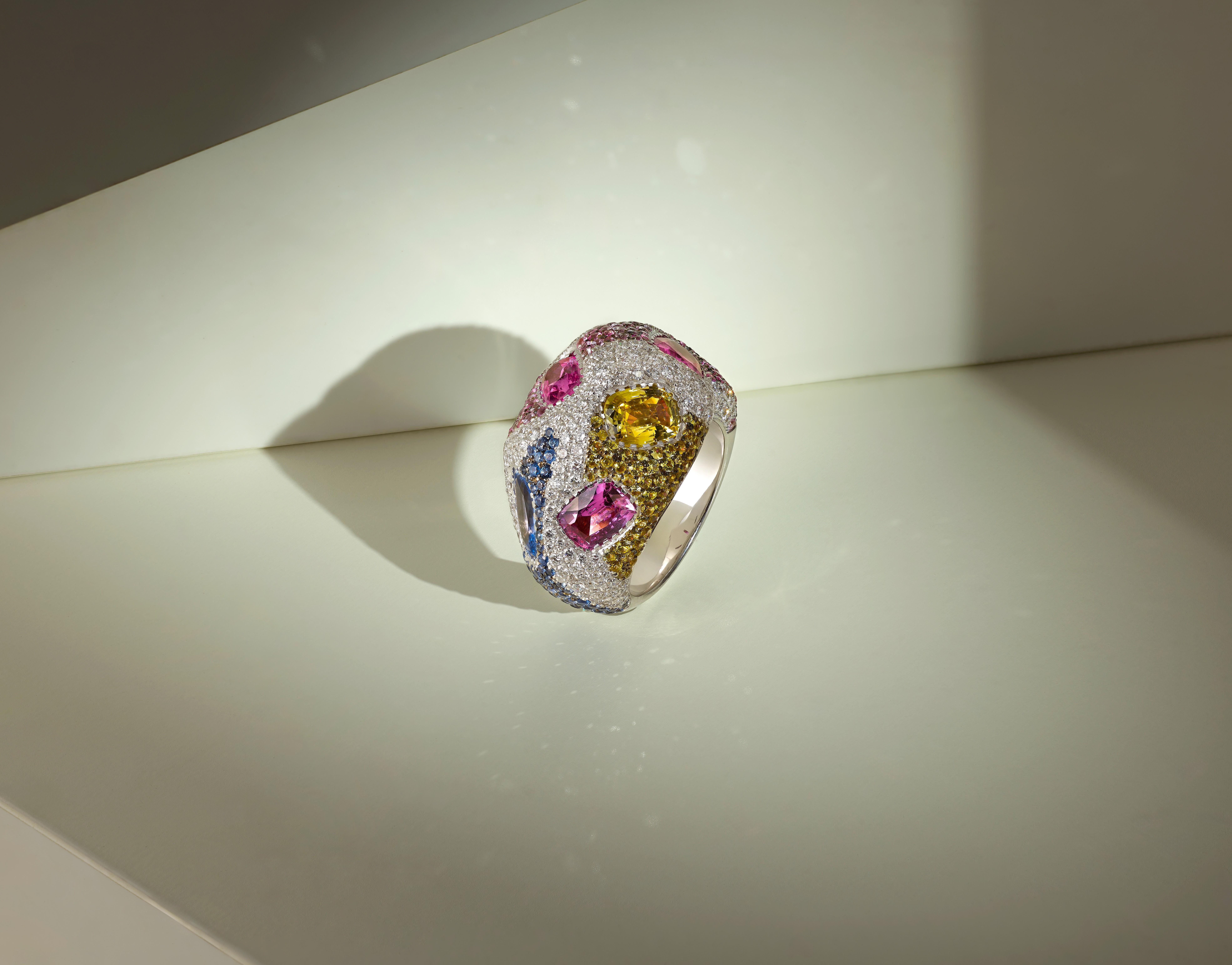 Rosior Einzigartiger Cocktailring aus Weißgold mit Diamanten und Saphiren (Zeitgenössisch) im Angebot