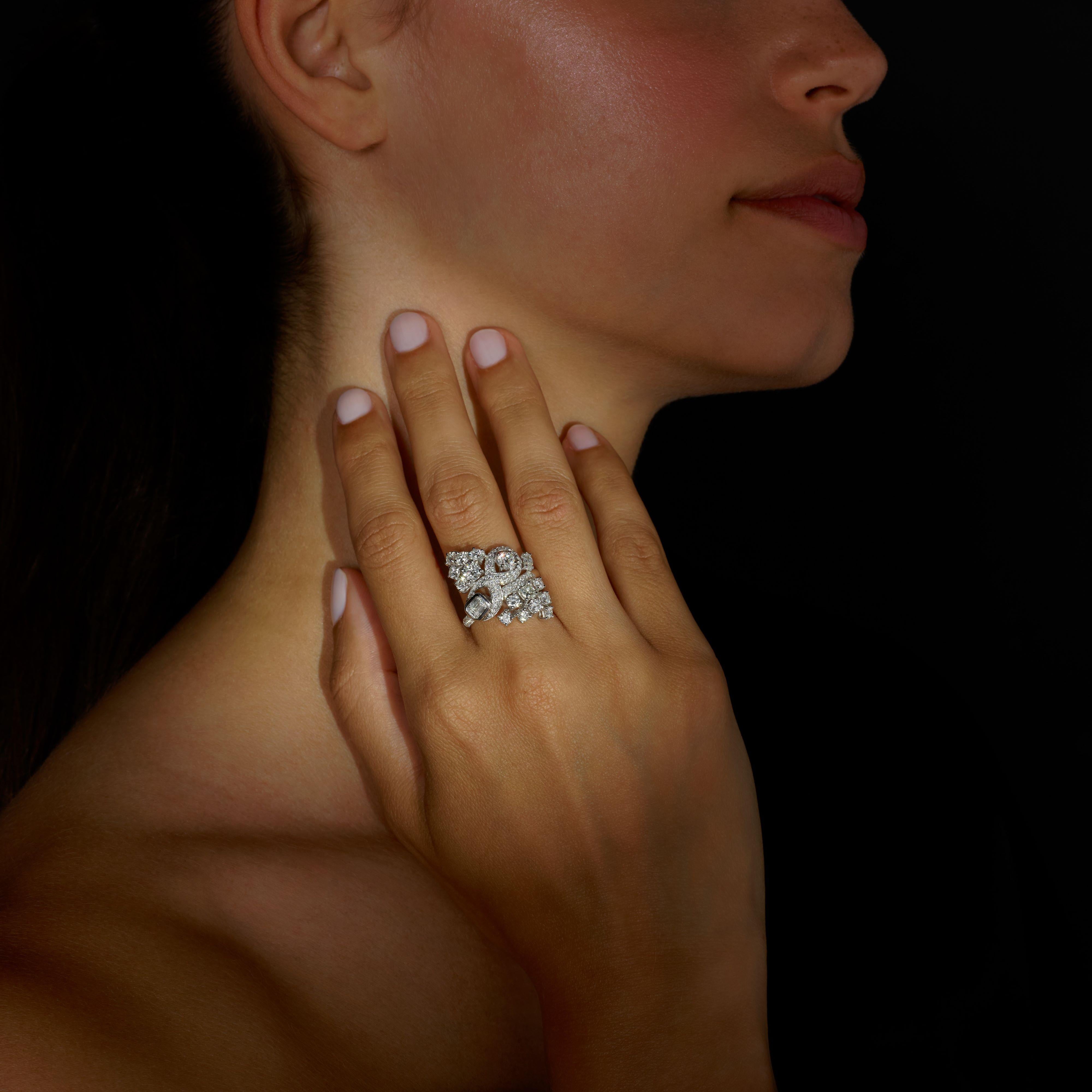 Rosior by Manuel Rosas Contemporary Cocktail Ring manufactured in Platinum and White Gold and setted with:
- 1 Emerald cut Diamond with 0,48 ct (G-VVS);
- 16 Round Cut Diamonds with 2,18 ct (F and G-VVS);
- 87 Round Diamonds with 0,47 ct