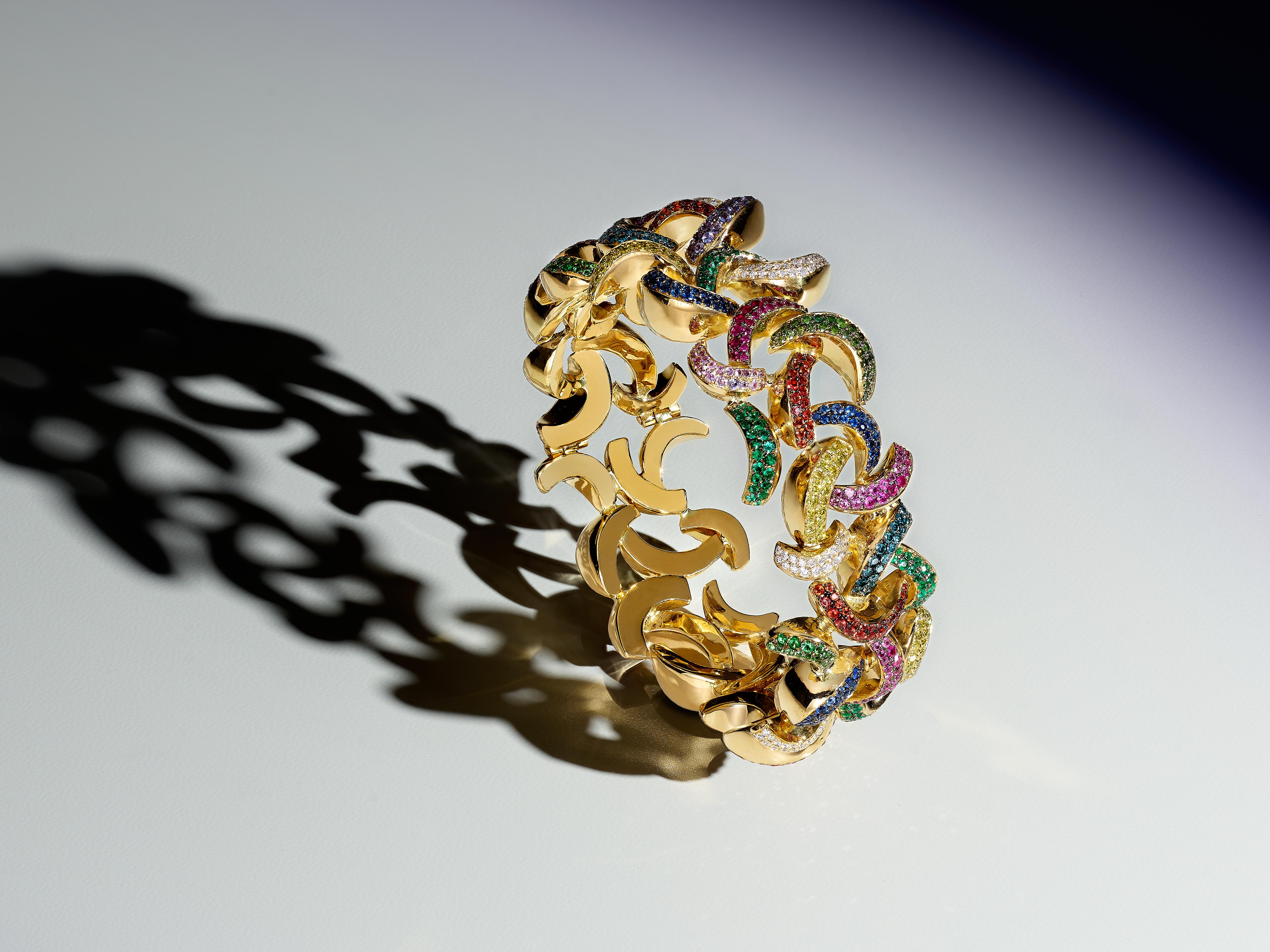 Contemporain Bracelet contemporain unique en diamant, saphir, émeraude et rubis en vente