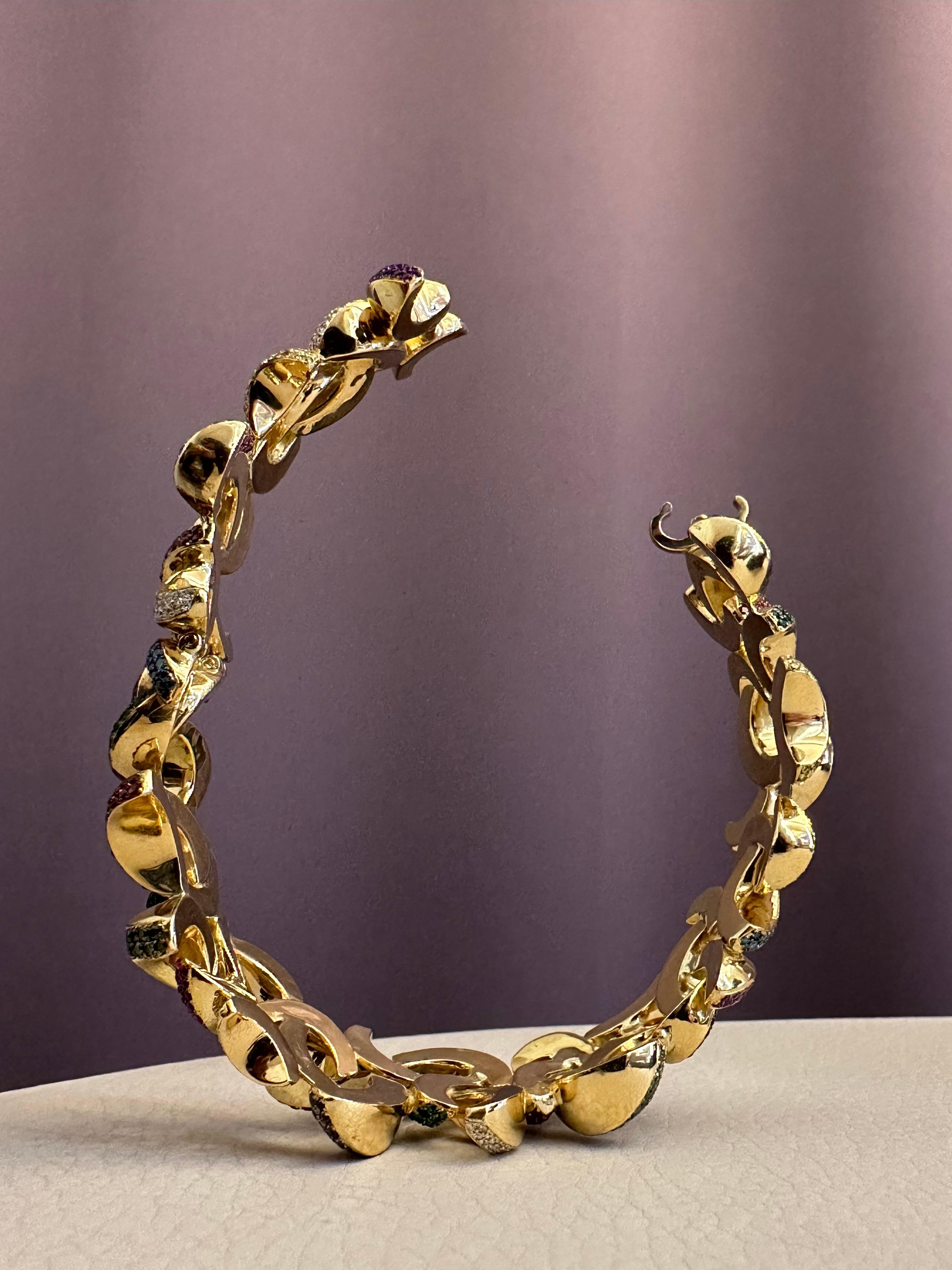 Bracelet contemporain unique en diamant, saphir, émeraude et rubis Unisexe en vente