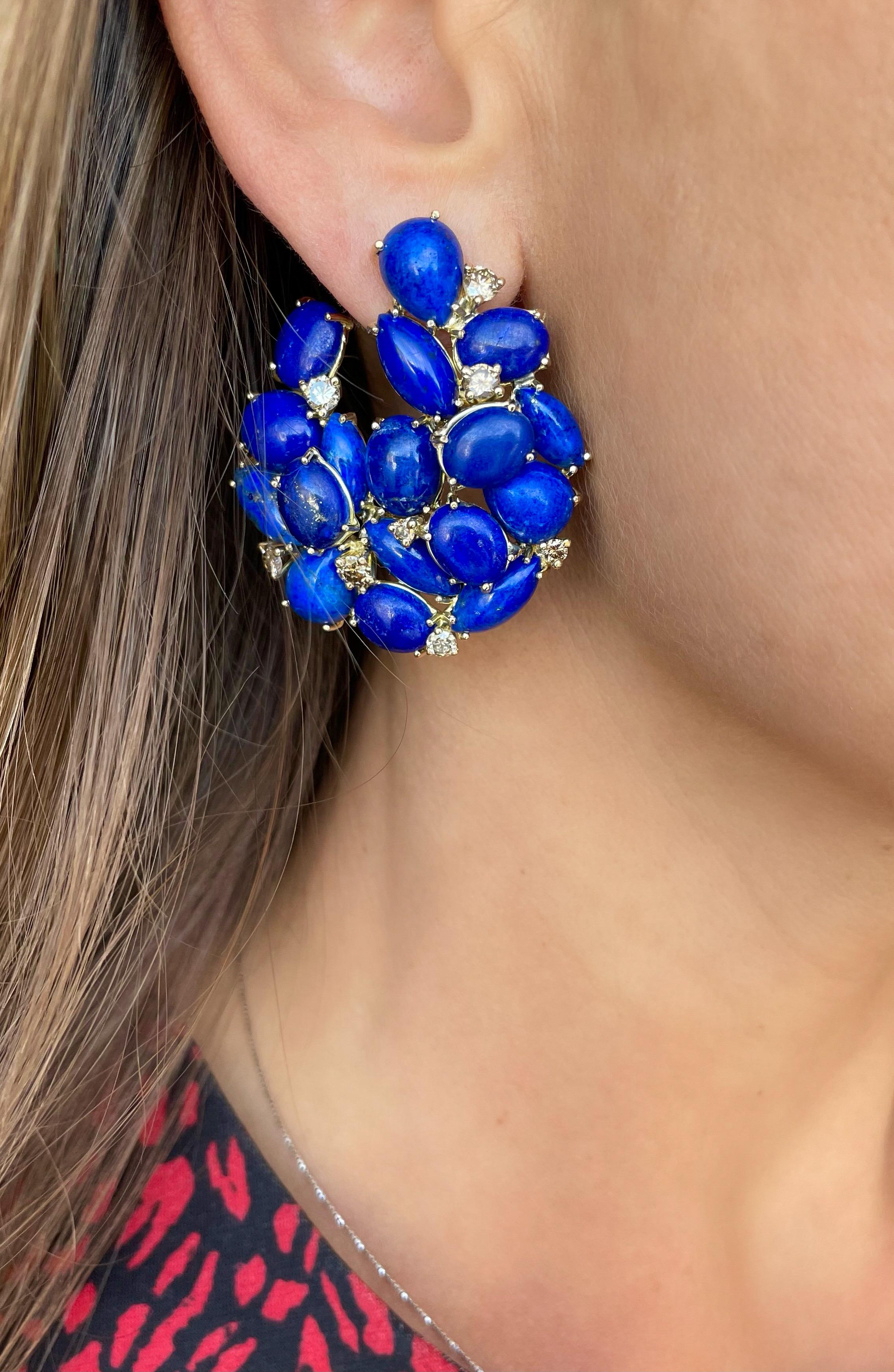 Rosior Contemporary Drop Earrings manufactured in Yellow Gold and set with:
- 16 Oval Cut Lapis Lazuli with 27,42 ct;
- 12 Marquise Cut Lapis Lazuli with 17,12;
- 6 Pear Cut Lapis Lazuli with 14,73 ct;
- 17 Brown Diamonds with 2,42 ct.

Unique piece