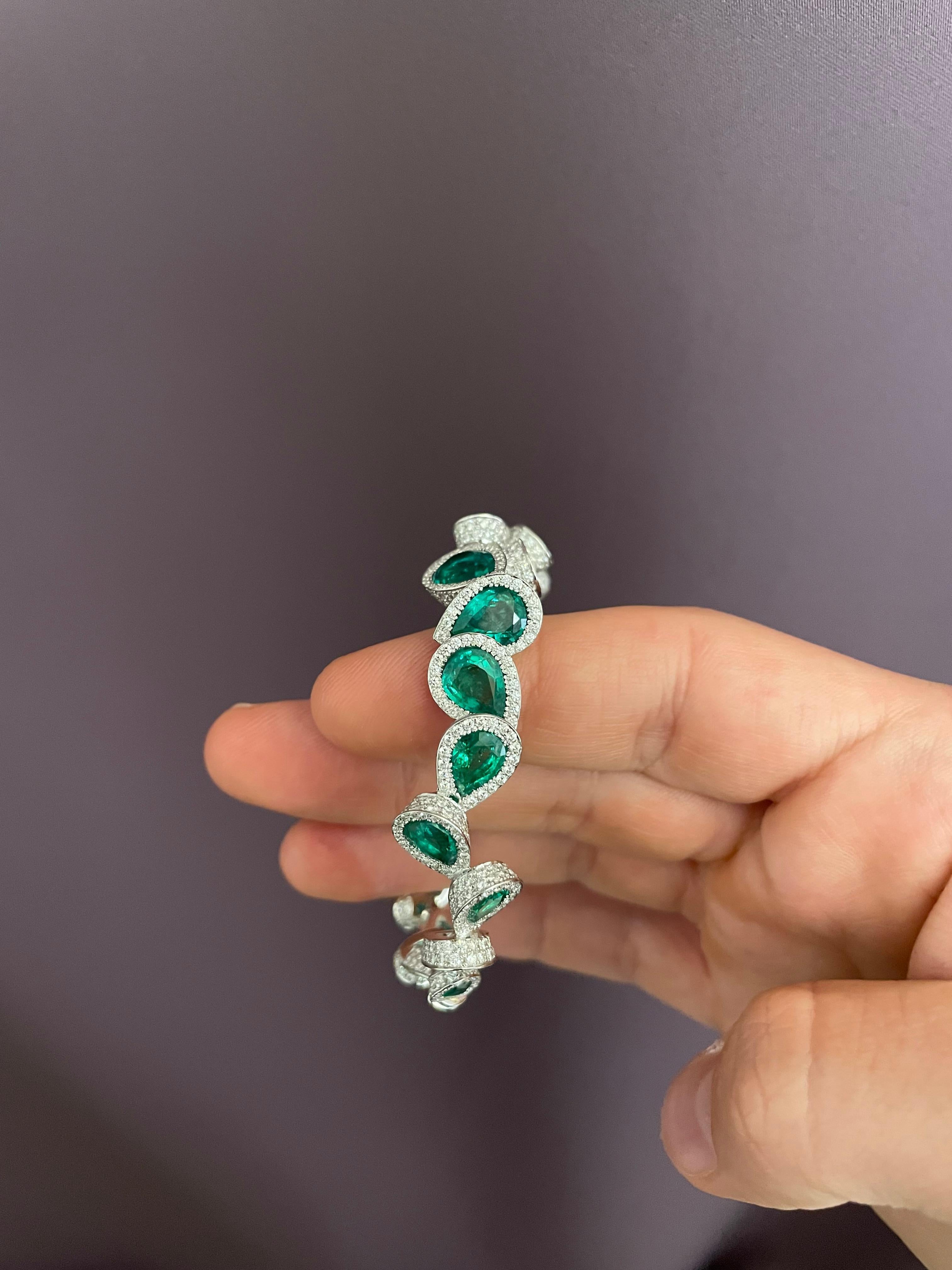 Rosior by Manuel Rosas Diamond and Emerald Bracelet made in 19.2 K Gold and set with:
- 17 Pear Cut Zambian Emeralds with 11,38 ct 
- 8 GIA Certified Pear Cut Diamonds Colors D, E and F with different weights from 0,30ct to 0,70ct with the following